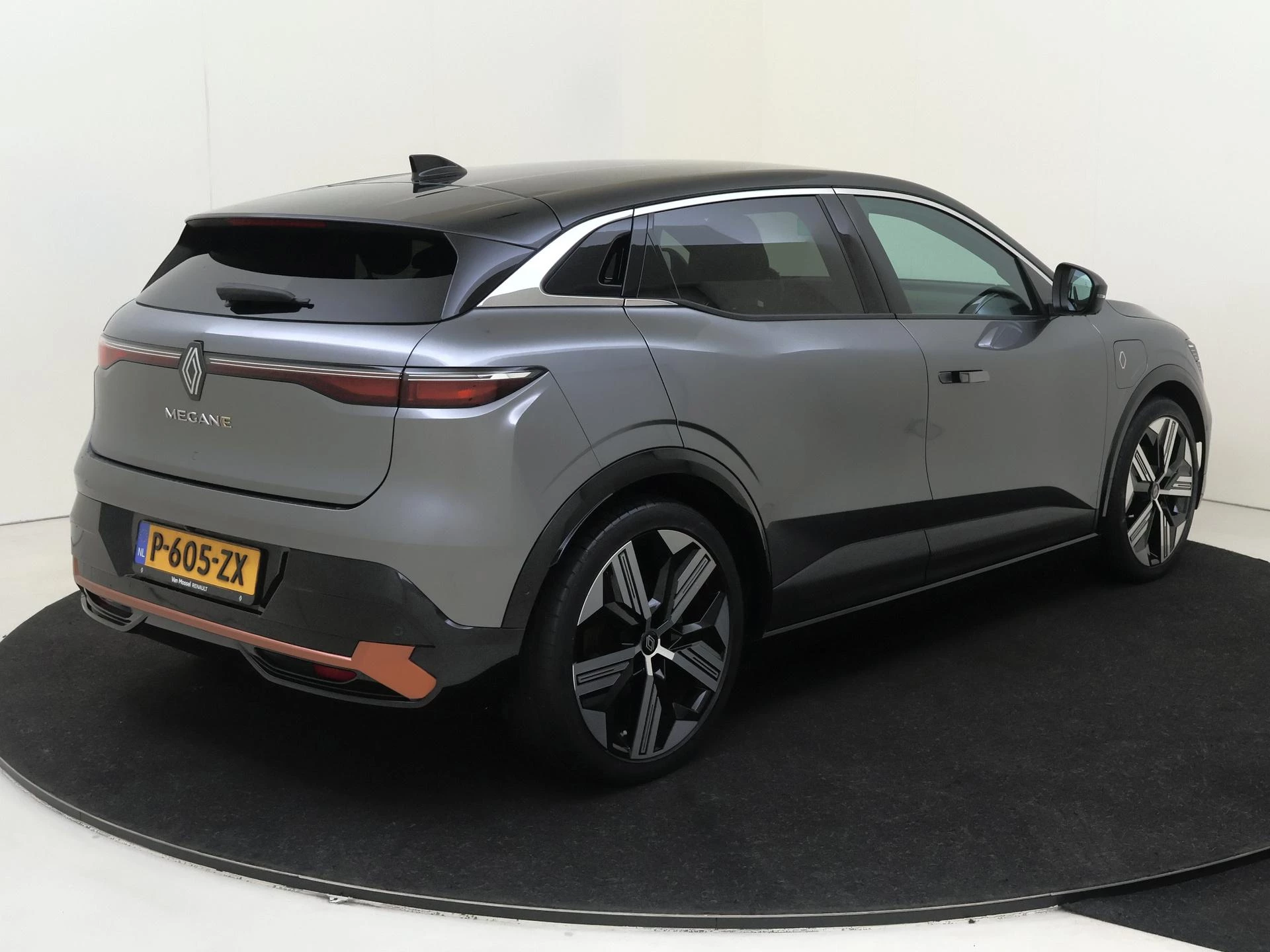 Renault-Megane E-Tech-image-3