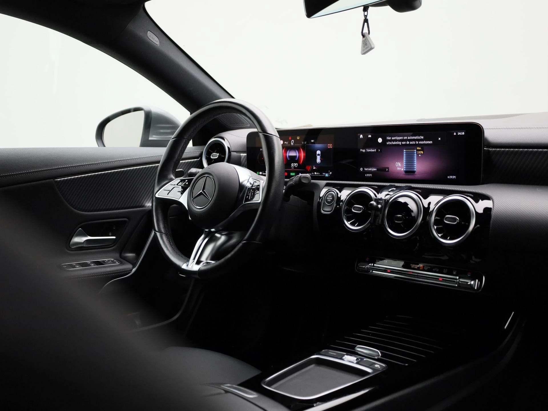 Mercedes-Benz-CLA-image-38