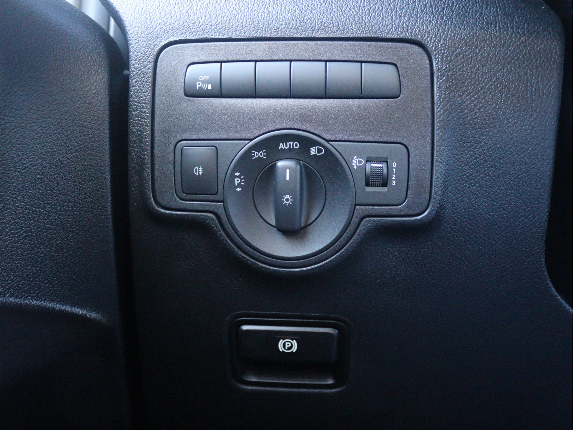 Mercedes-Benz-Vito-image-12