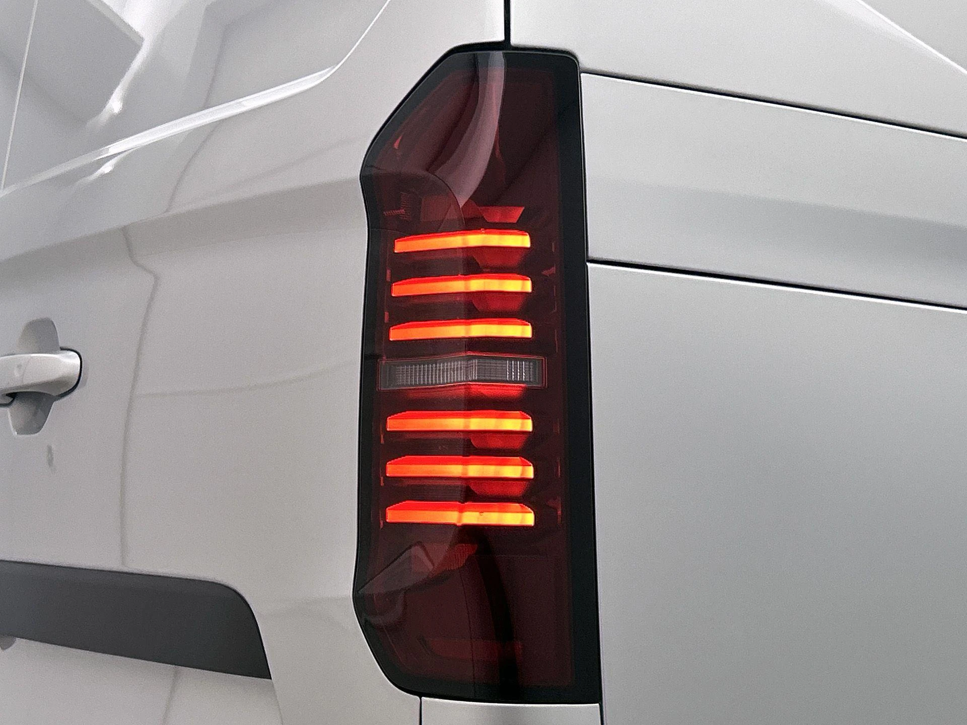 Volkswagen-Transporter-image-25