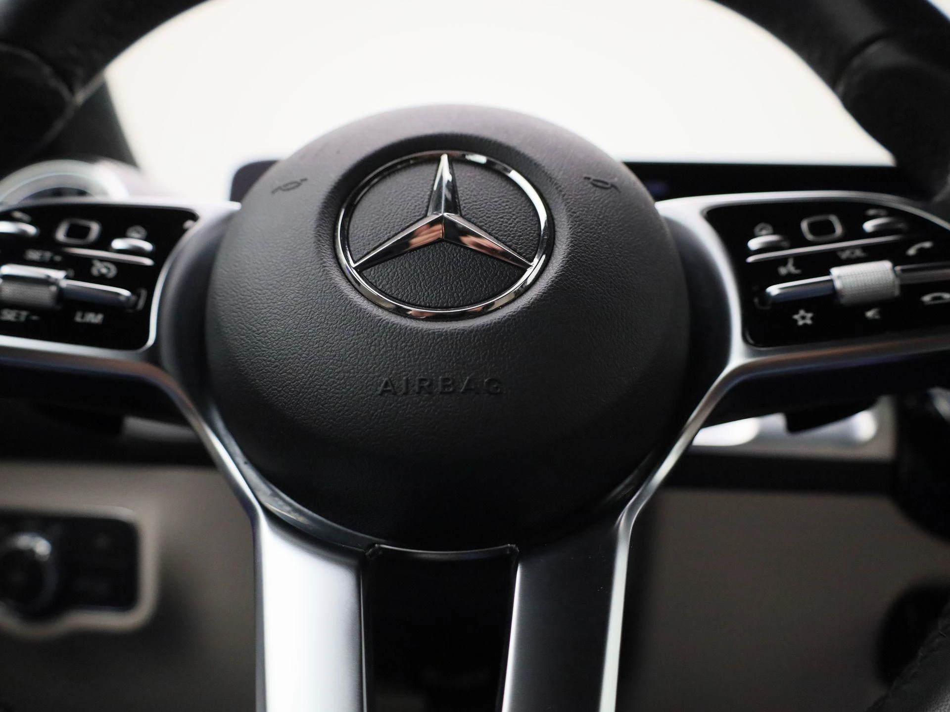 Mercedes-Benz-EQB-image-27