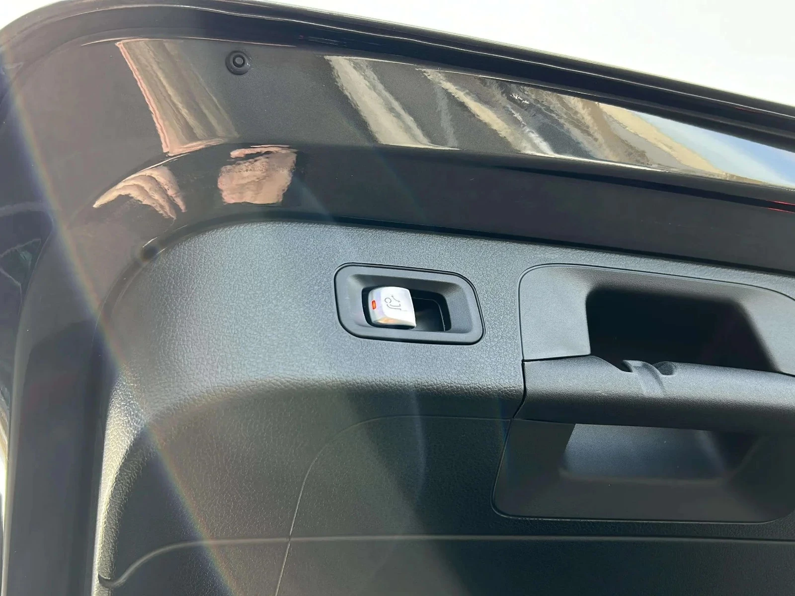 Mercedes-Benz-EQC-image-22