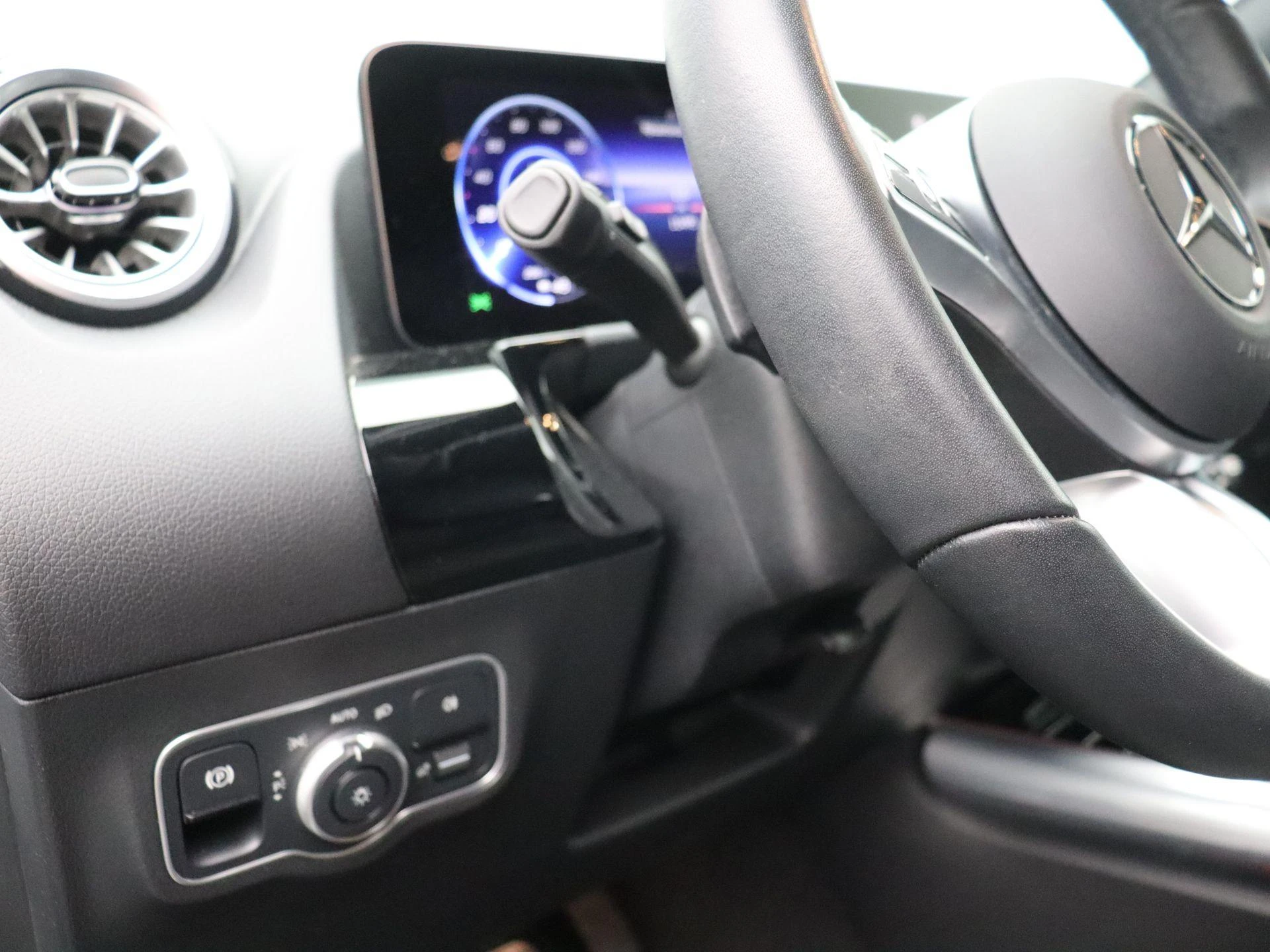 Mercedes-Benz-EQA-image-8
