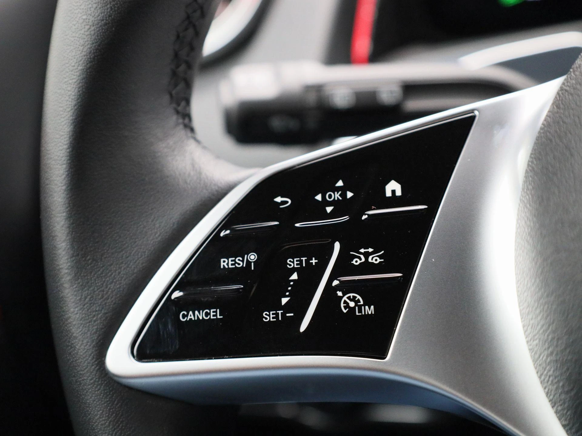 Mercedes-Benz-GLB-image-18