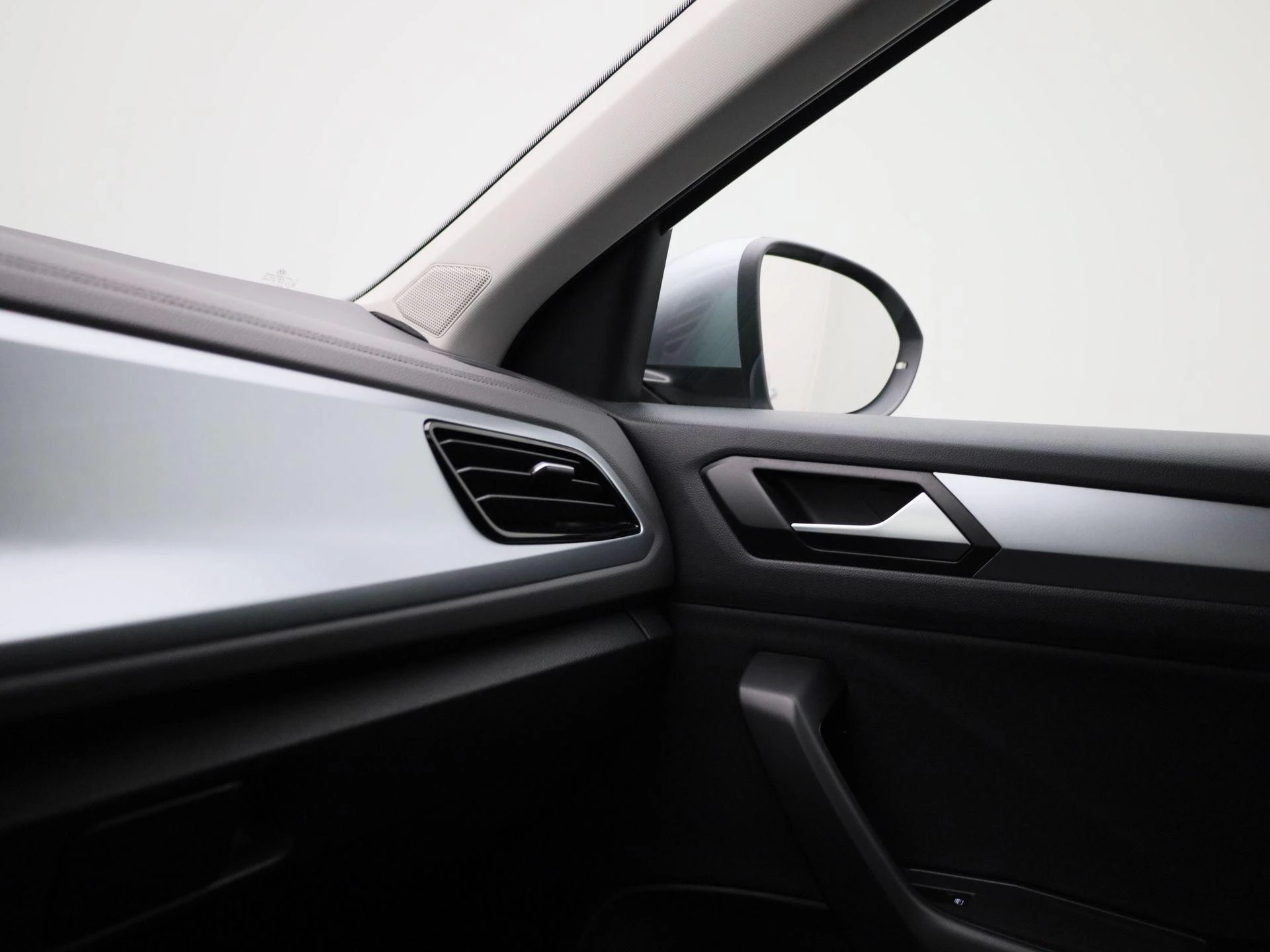 Volkswagen-T-Roc-image-24