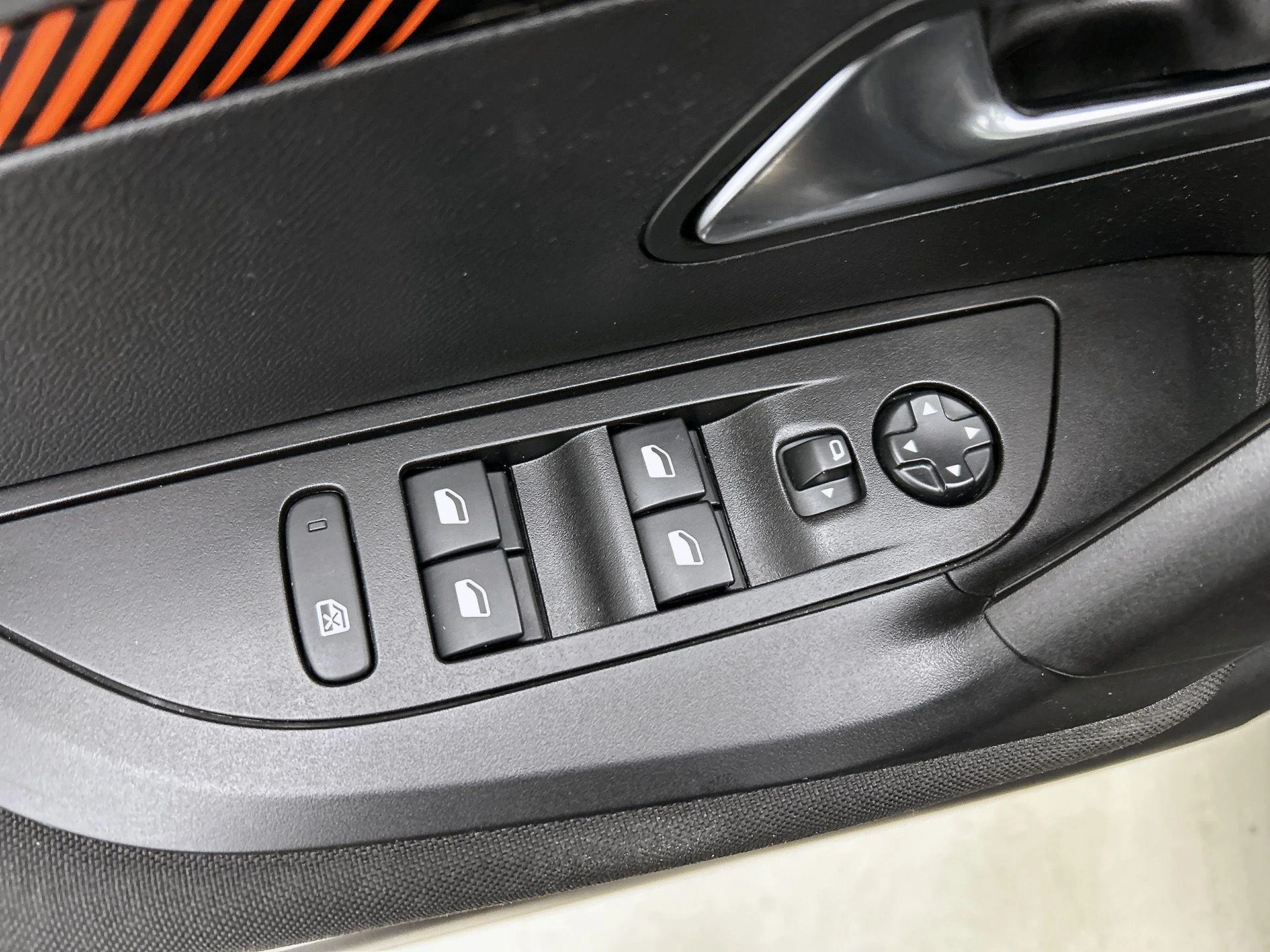 Peugeot-e-2008-image-33