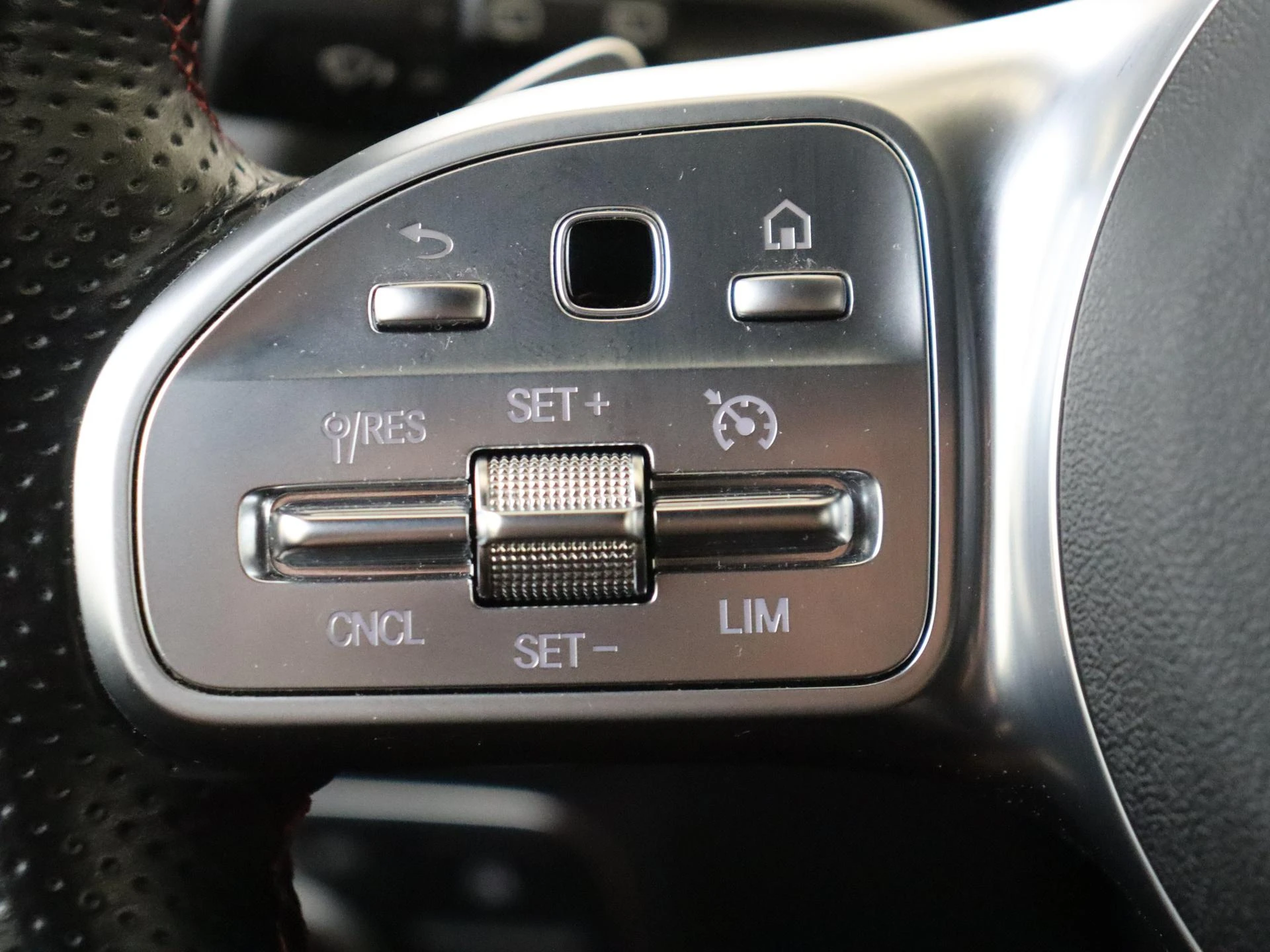 Mercedes-Benz-B-Klasse-image-11