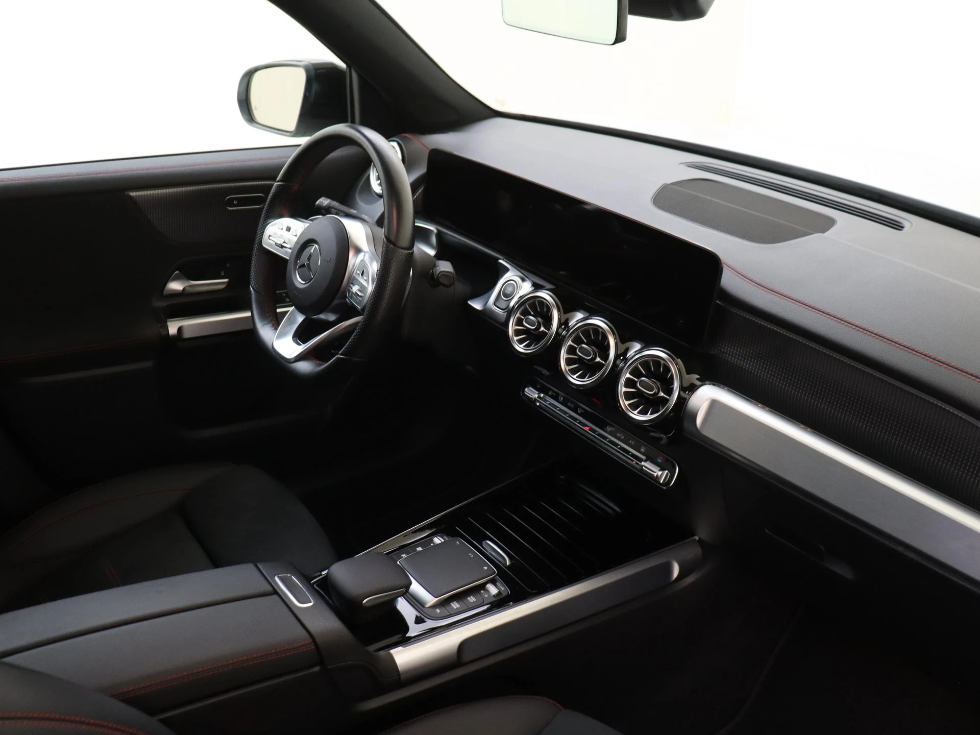 Mercedes-Benz-EQB-image-7