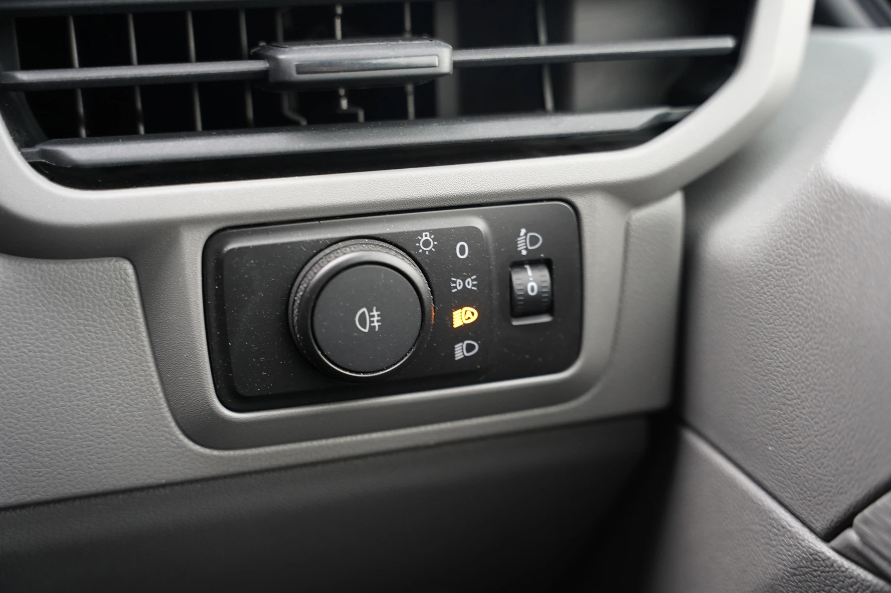 Volkswagen-Transporter-image-17