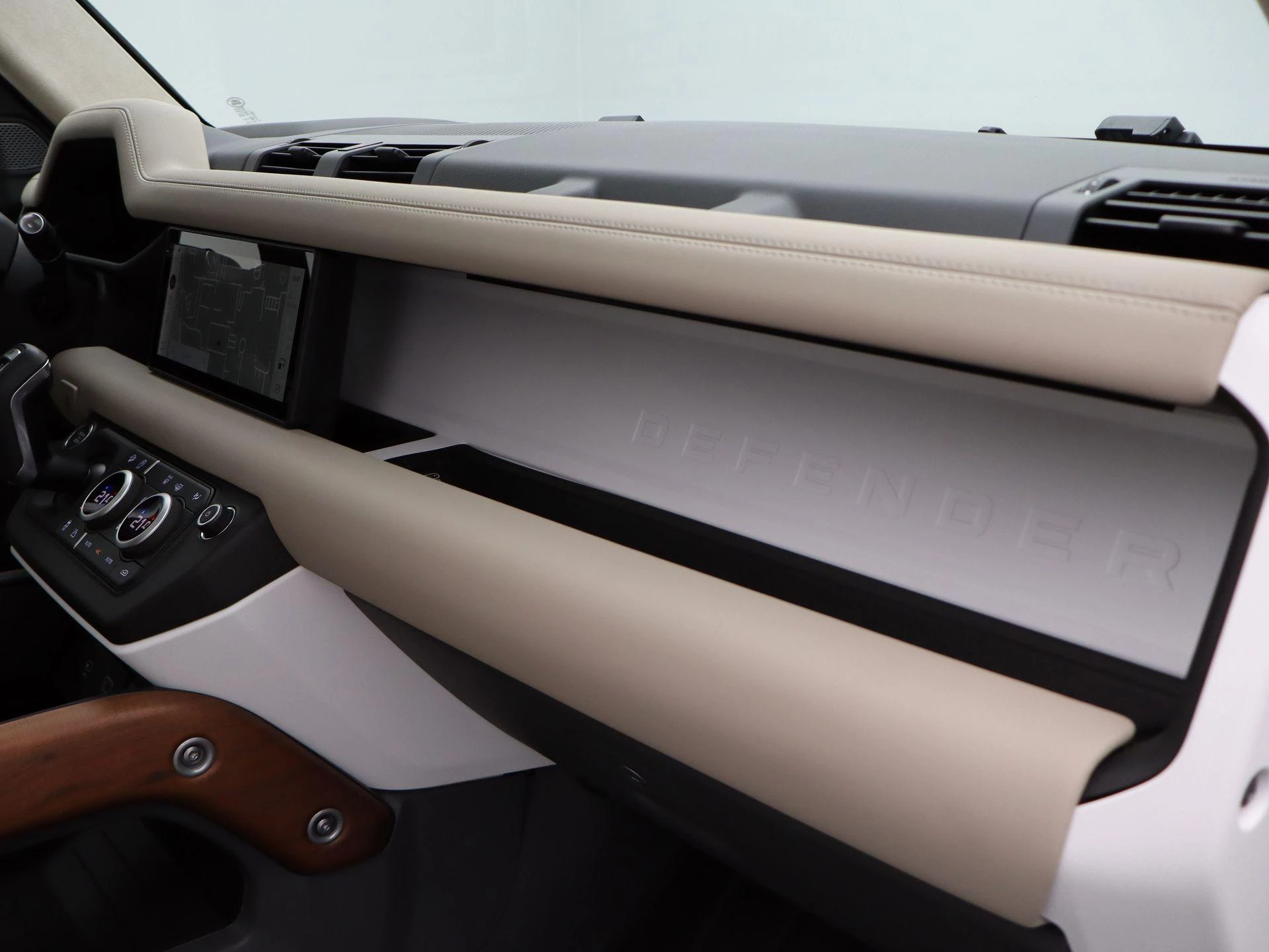 Land Rover-Defender-image-40