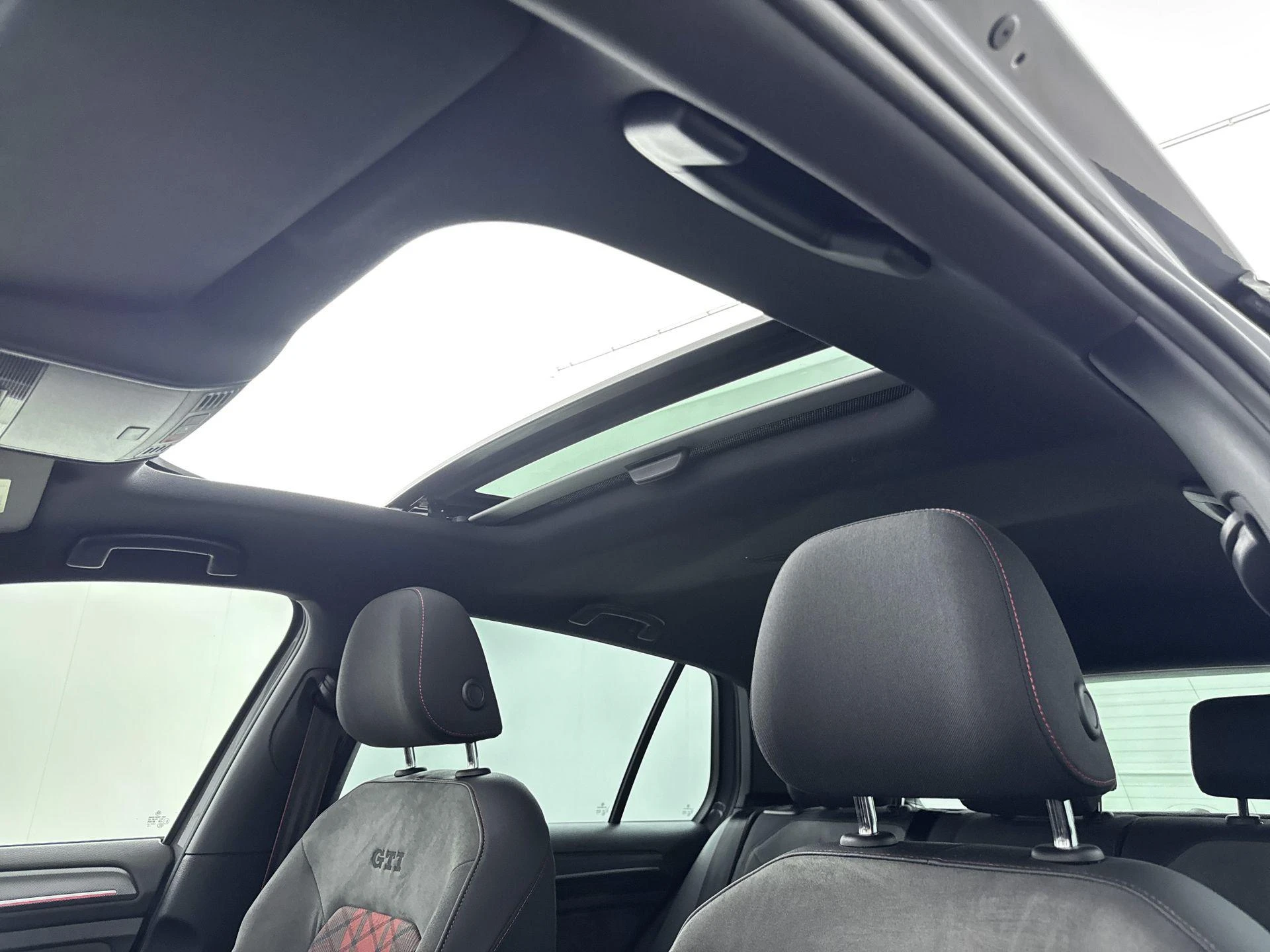 Volkswagen-Golf-image-12