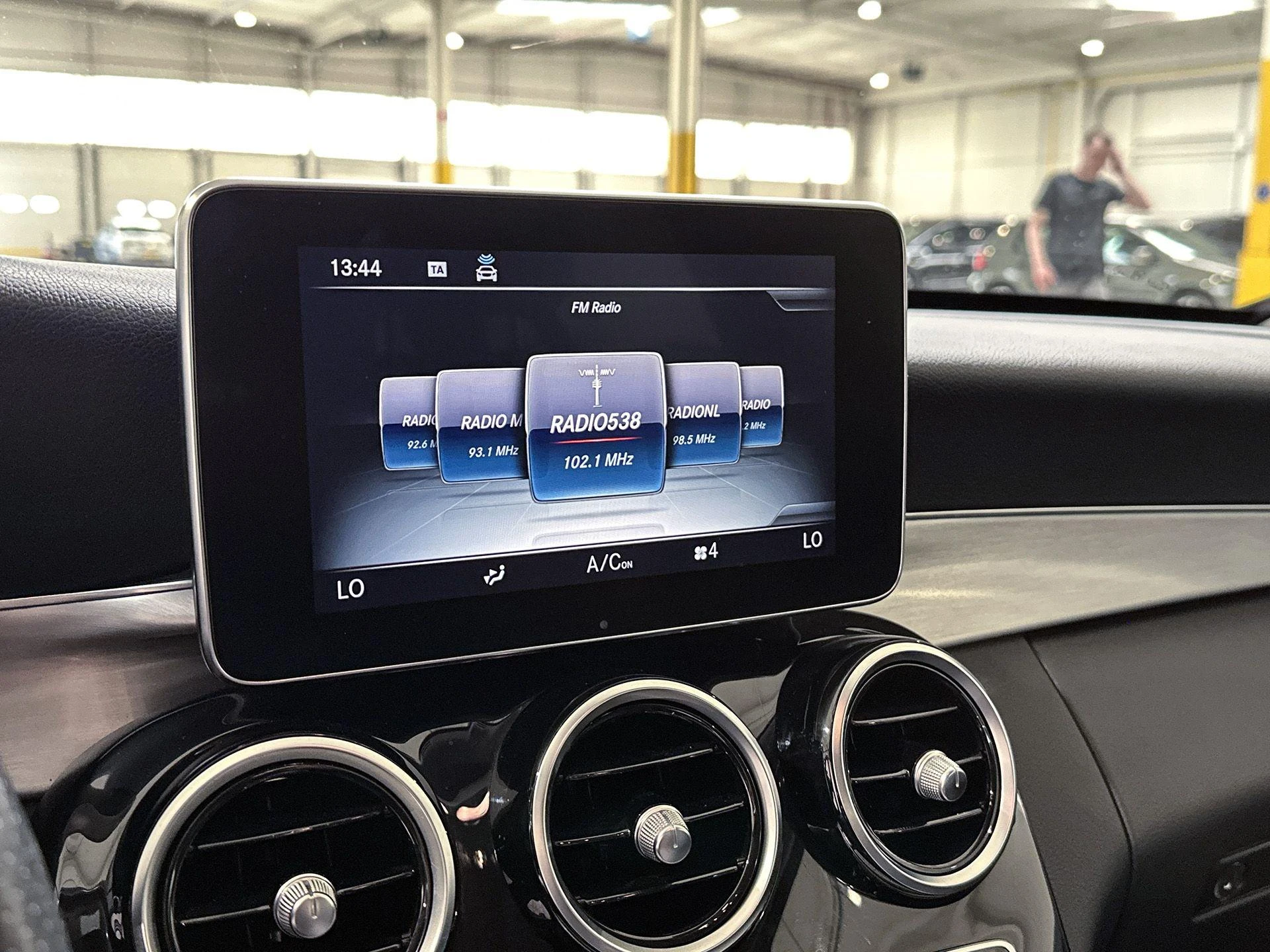 Mercedes-Benz-C-Klasse-image-25