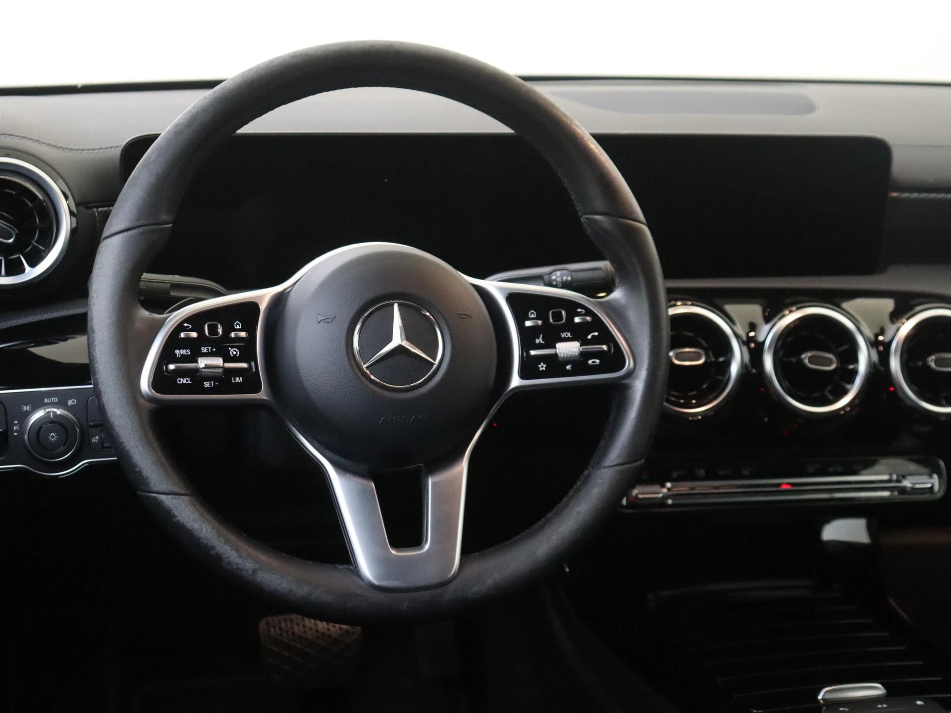 Mercedes-Benz-CLA-image-10
