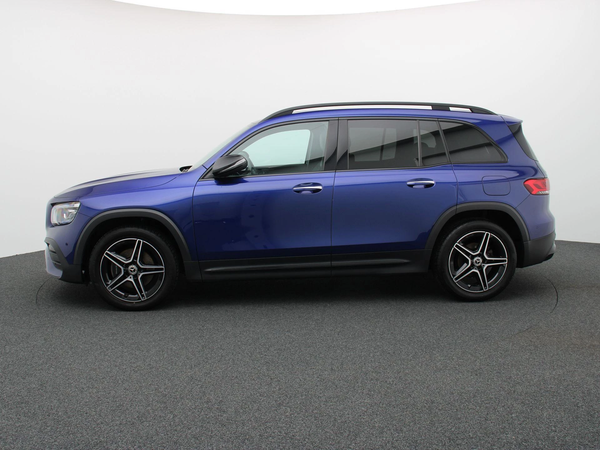 Mercedes-Benz-GLB-image-3