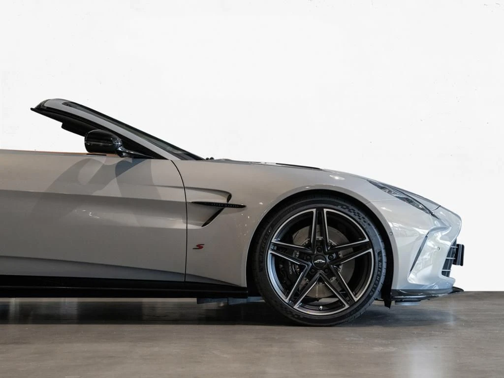 Aston Martin-V8 Vantage-image-22
