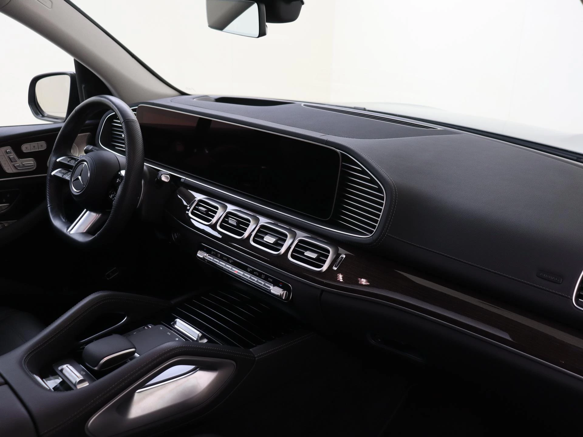 Mercedes-Benz-GLS-image-10