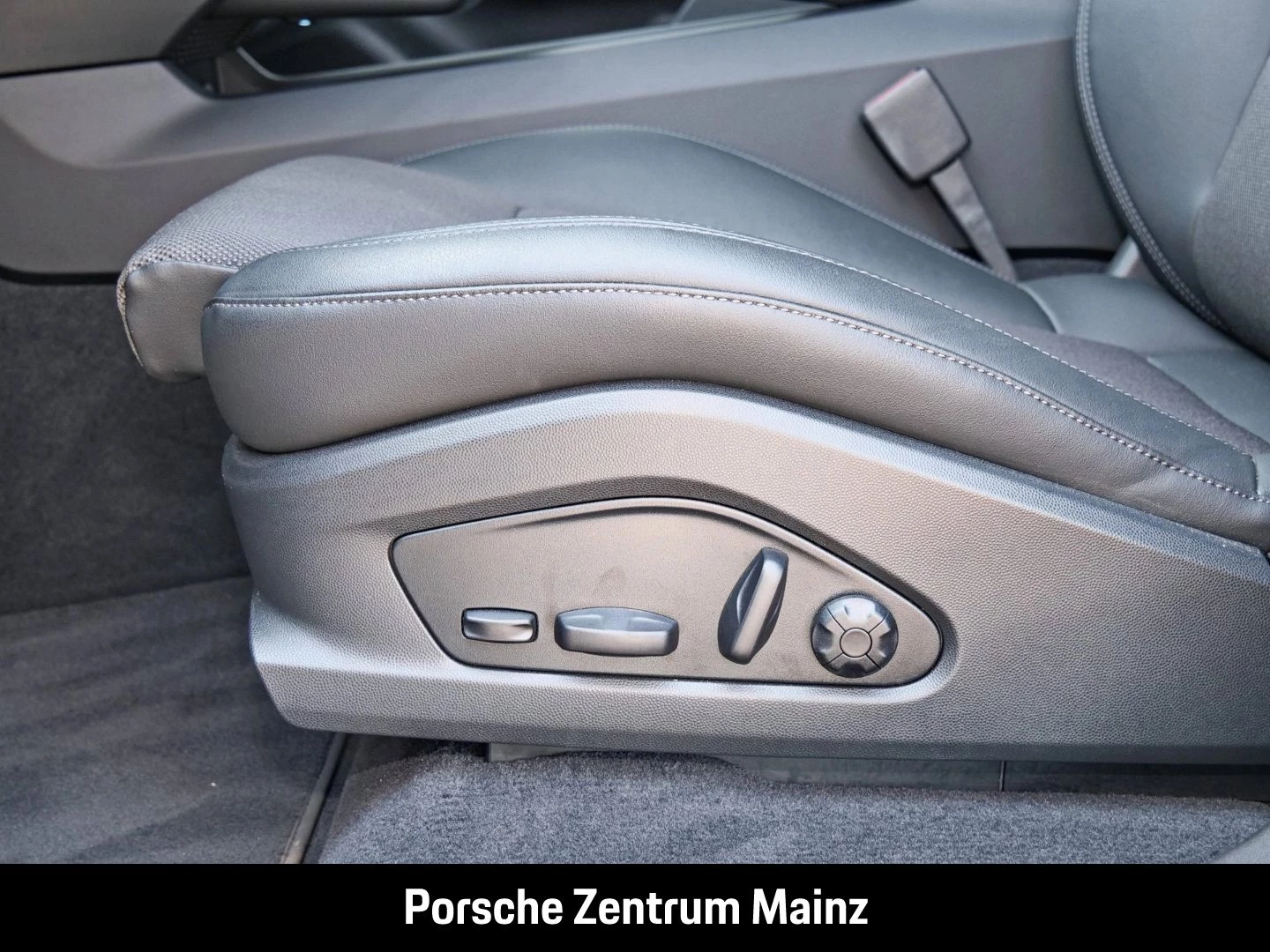 Porsche Macan 4 Luftfederung PASM 21-Zoll LED-Matrix -