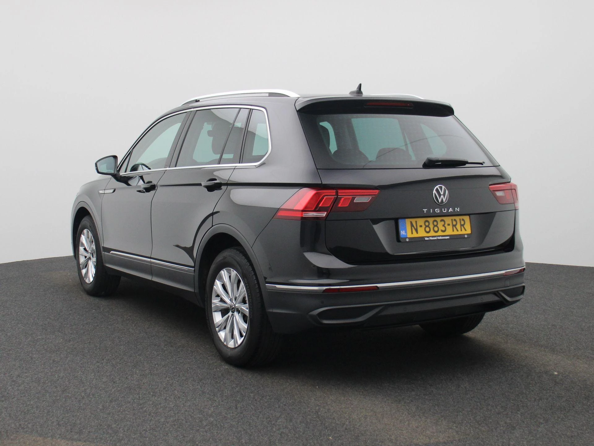 Volkswagen-Tiguan-image-1