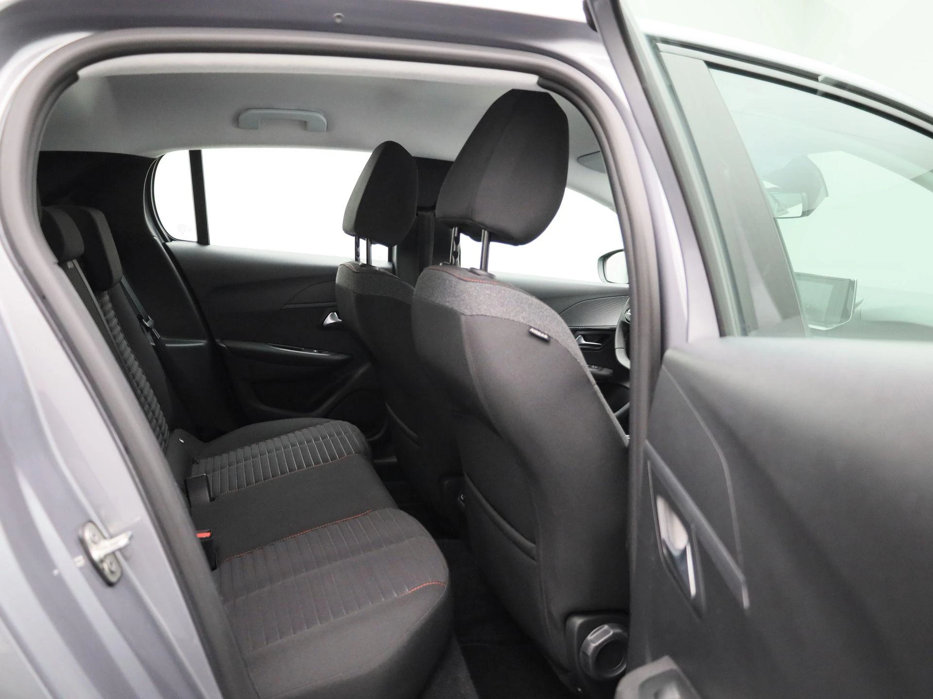 Peugeot-e-208-image-33