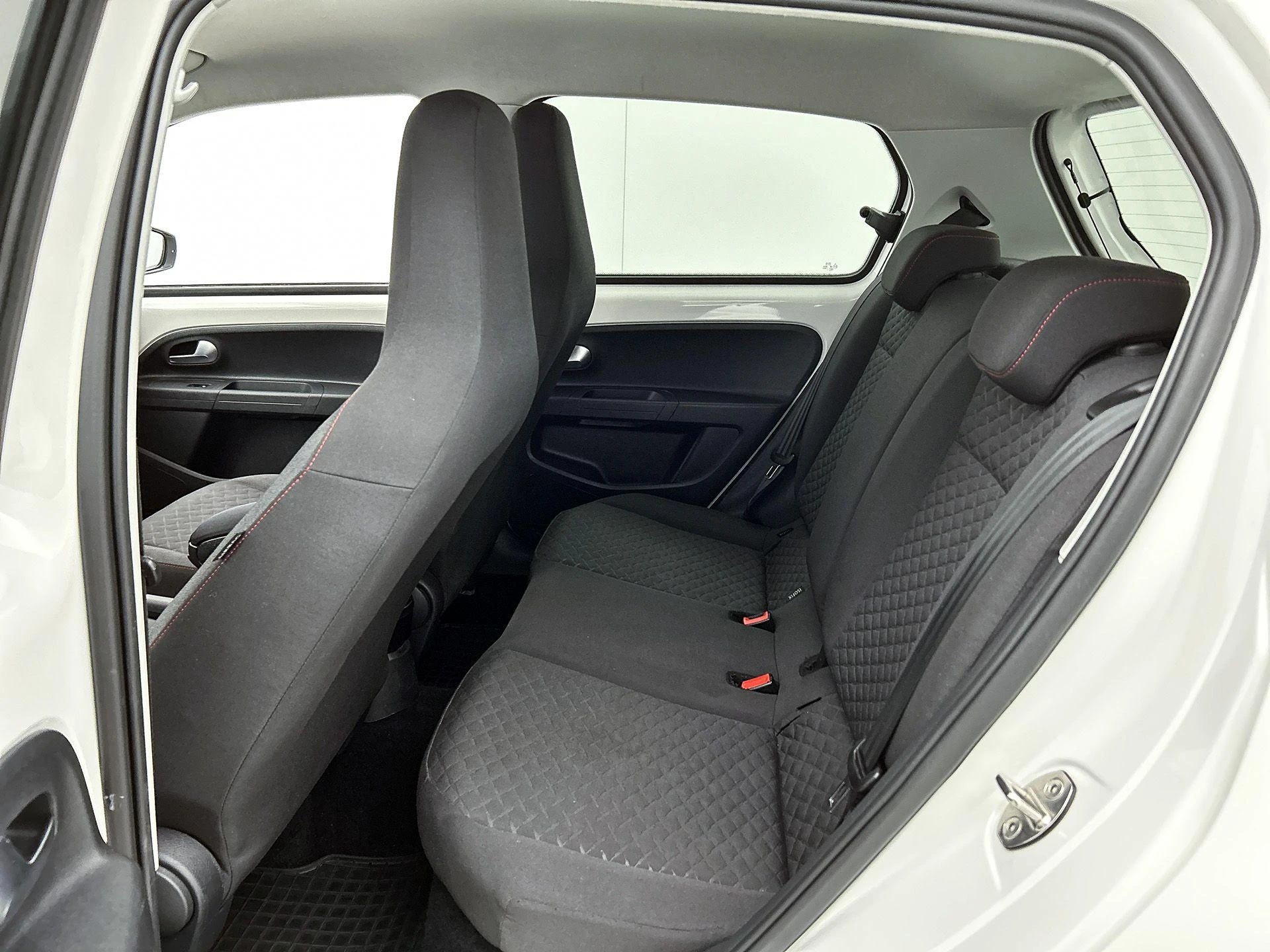 Volkswagen-up!-image-25