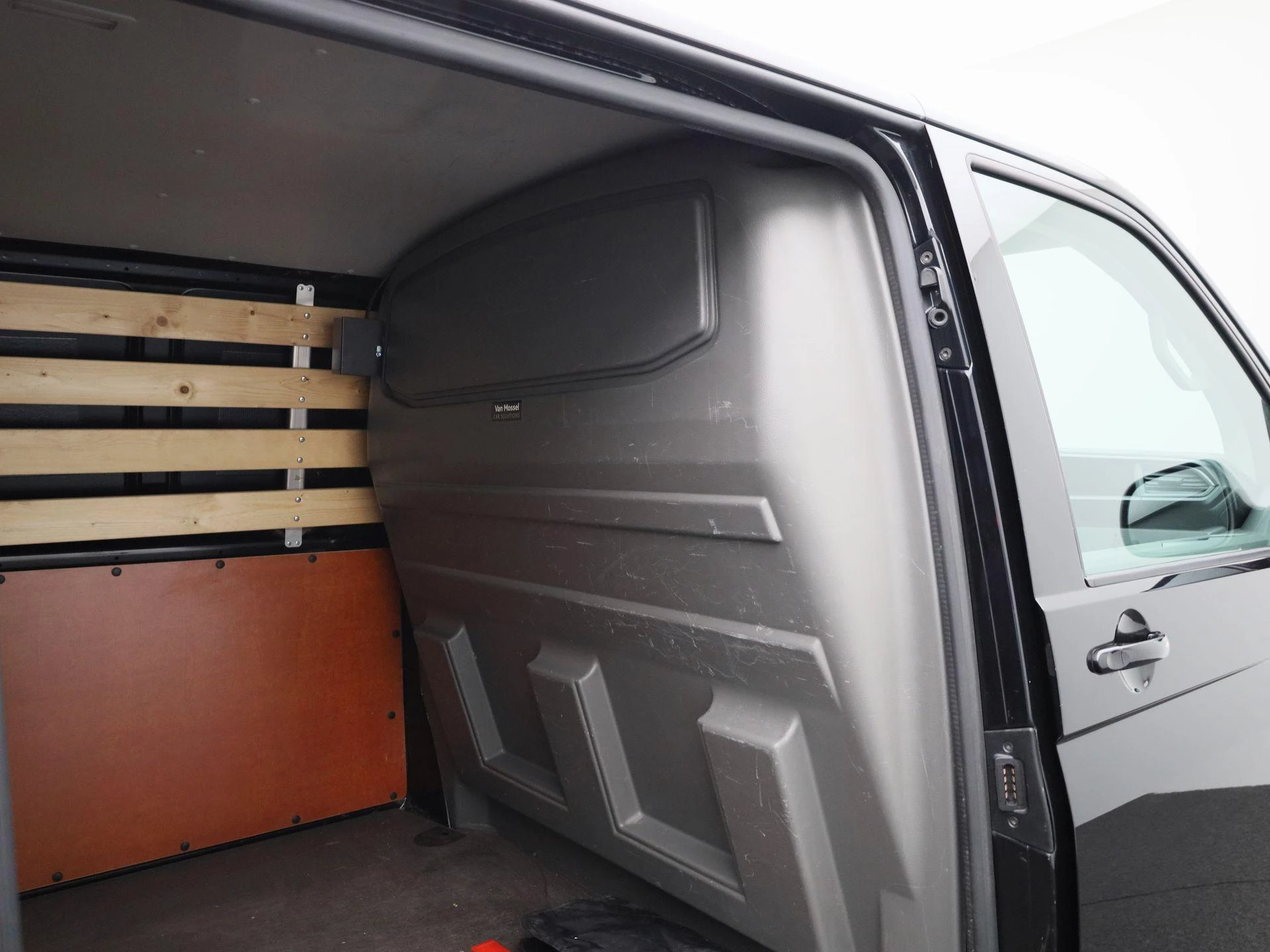 Volkswagen-Transporter-image-13