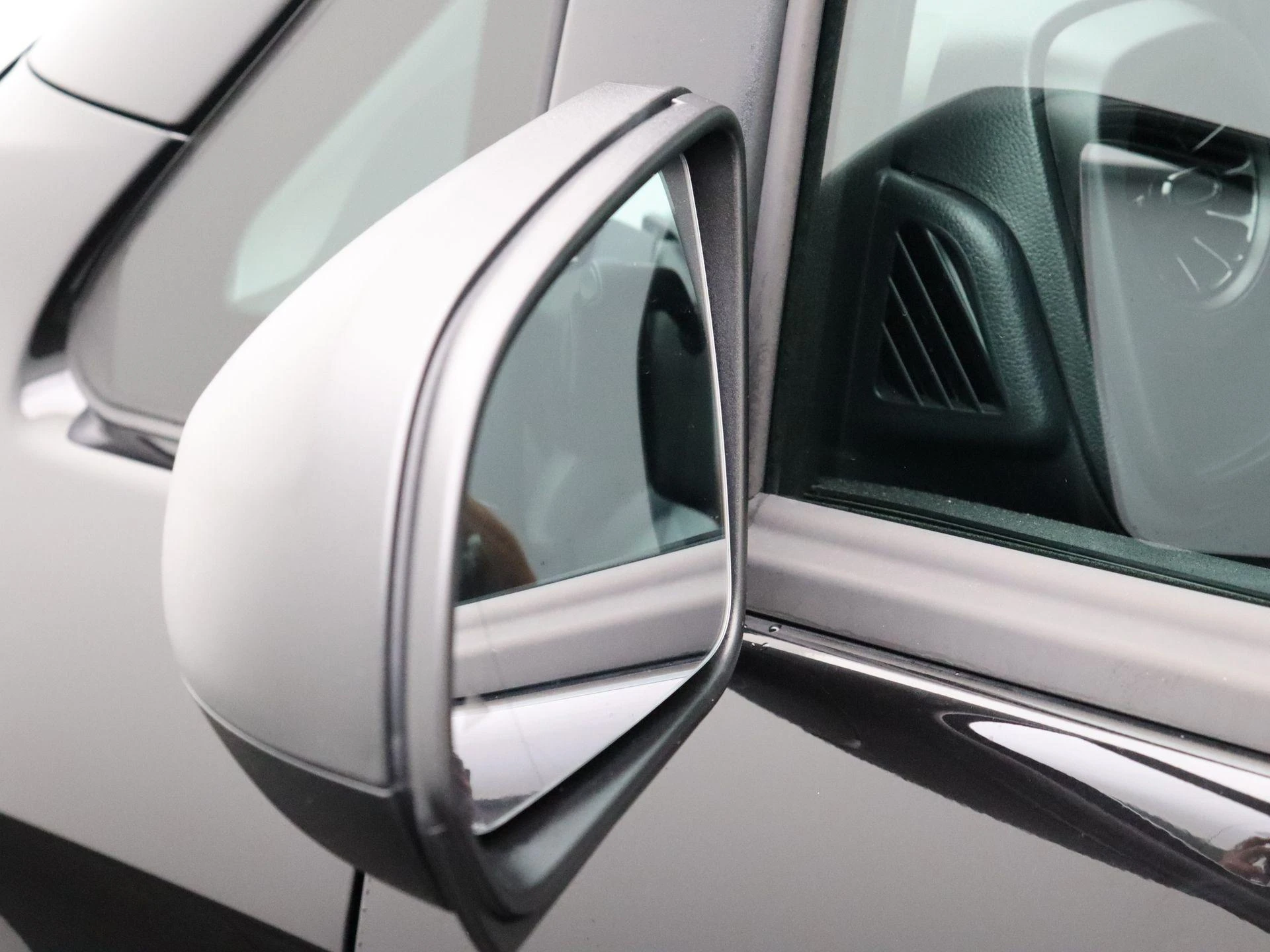Mercedes-Benz-Vito-image-7