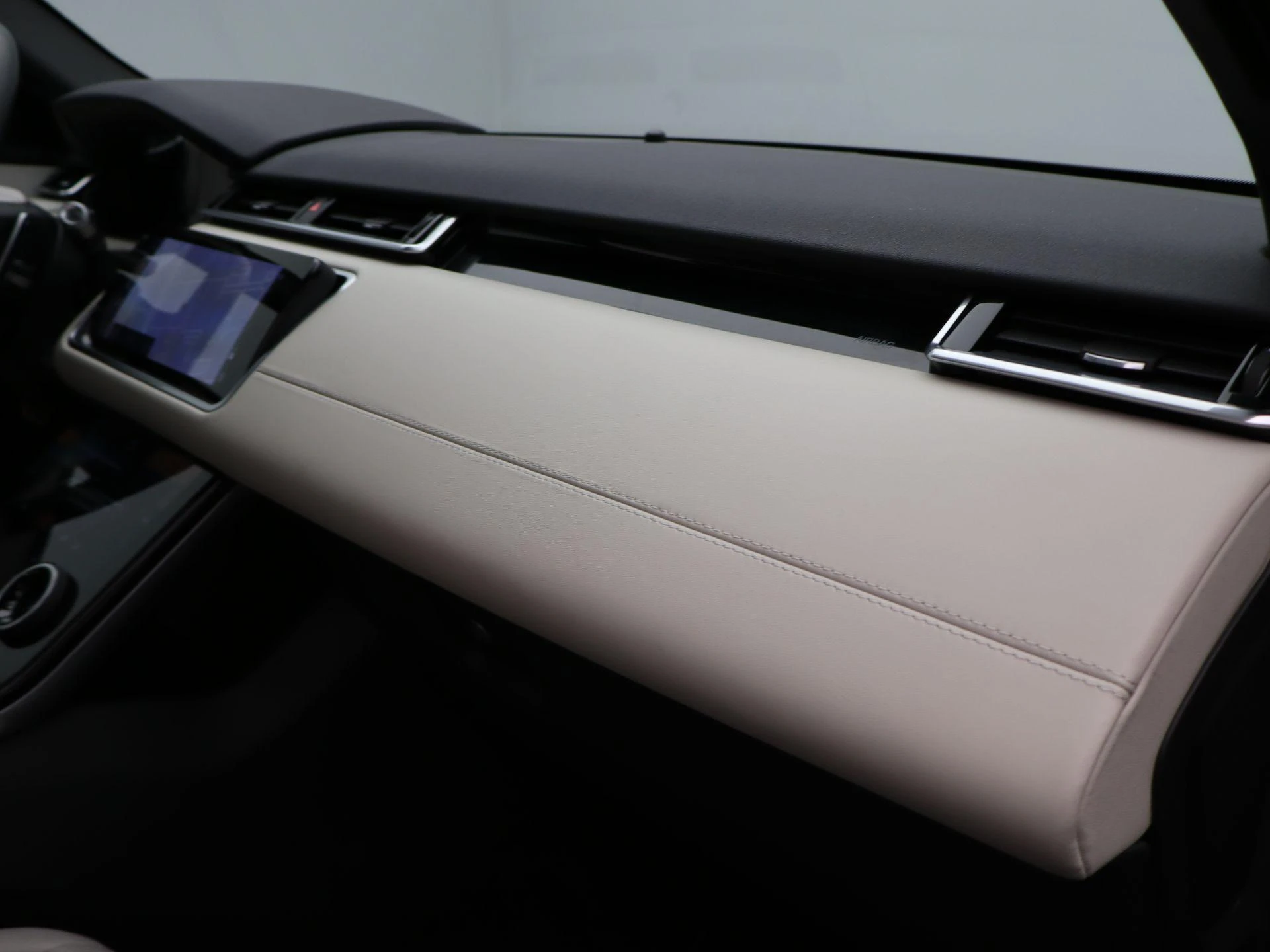 Land Rover-Range Rover Velar-image-33