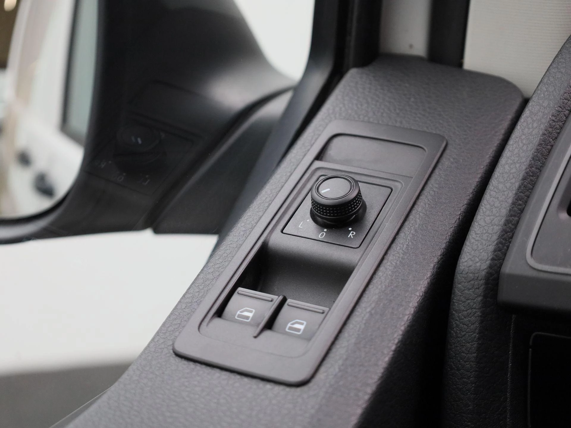 Volkswagen-Transporter-image-30