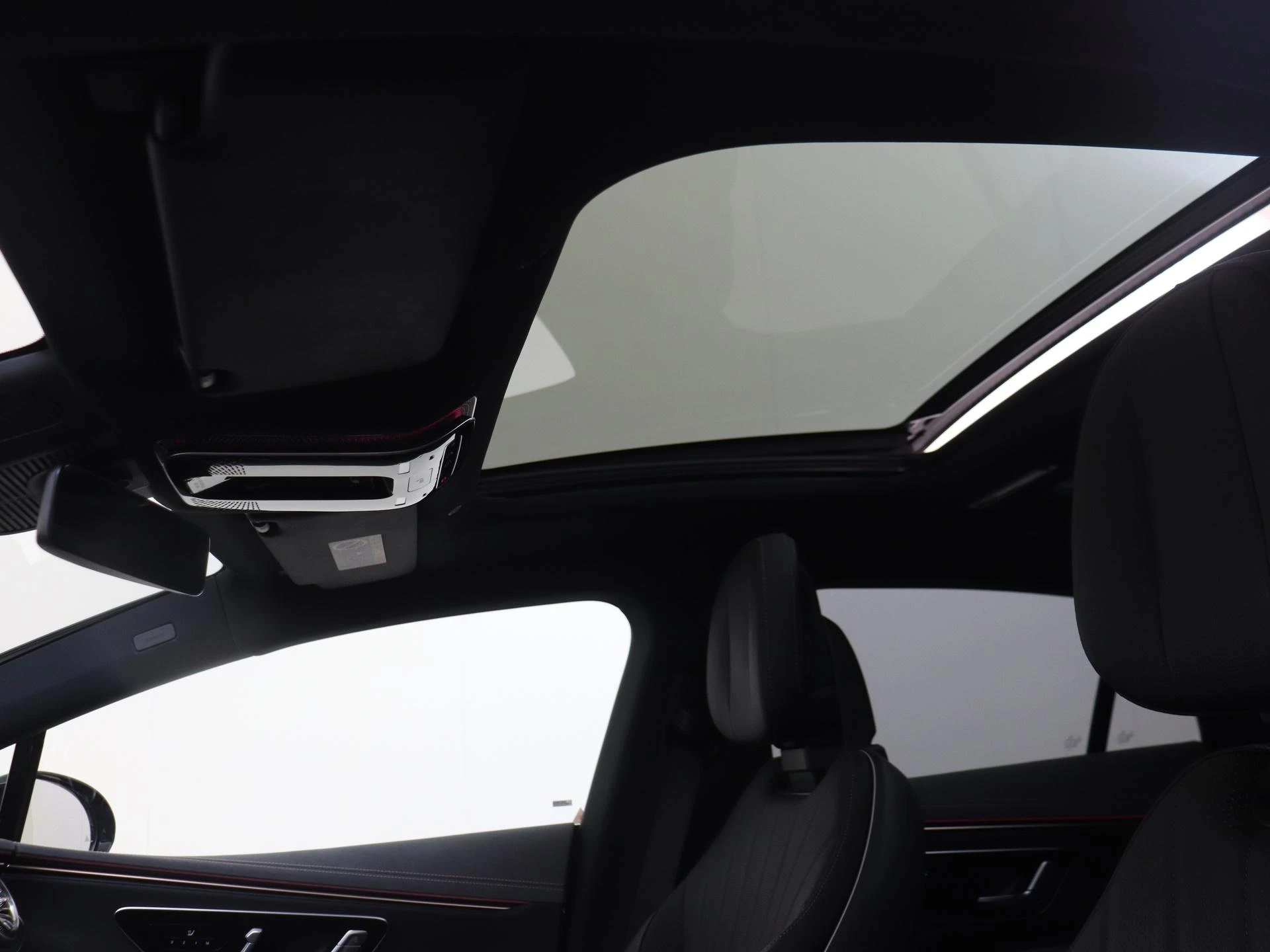Mercedes-Benz-EQS-image-27