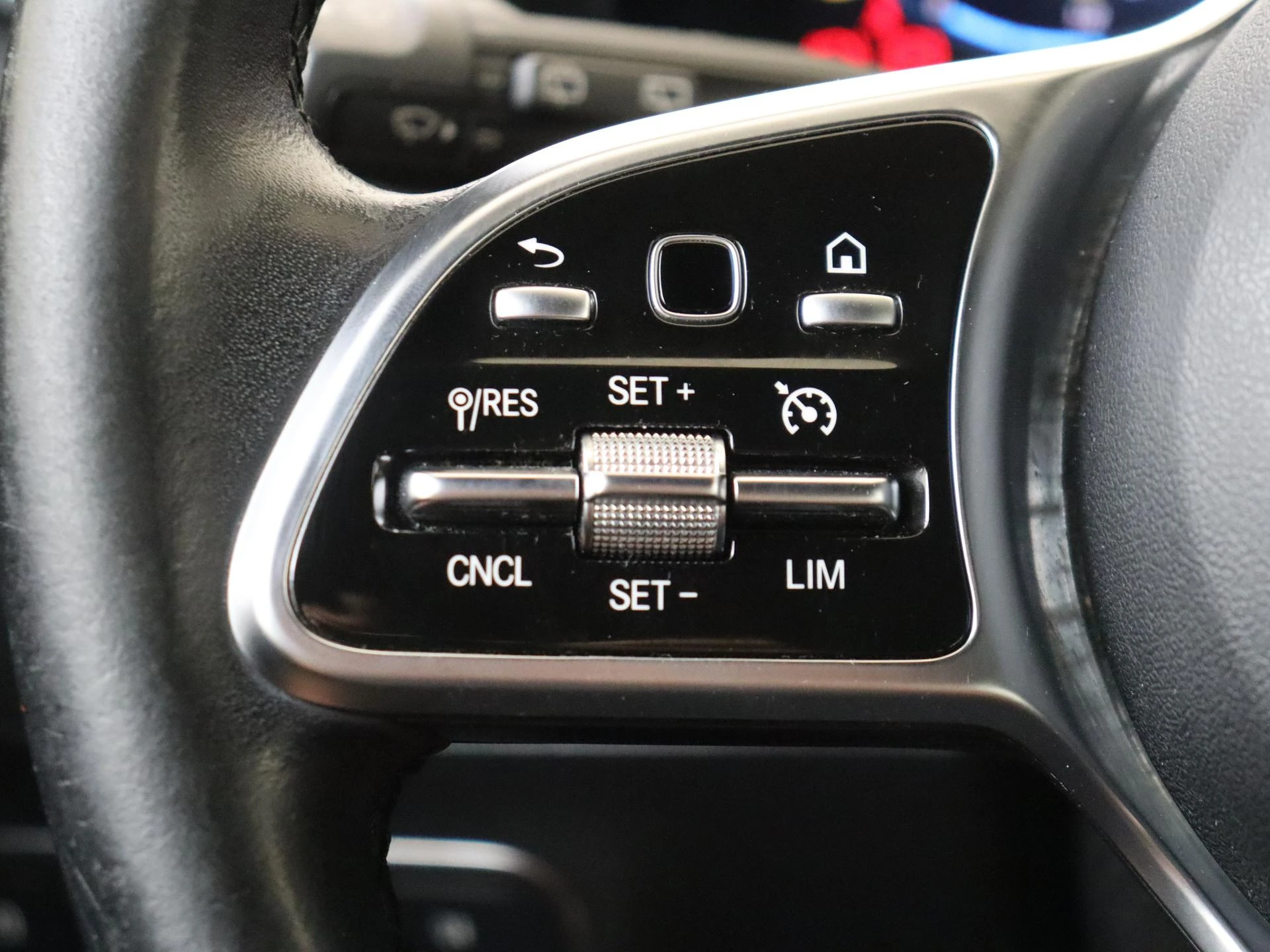 Mercedes-Benz-GLA-image-11