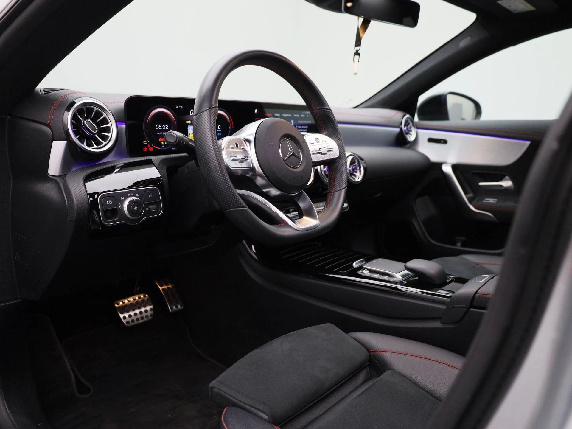 Mercedes-Benz-CLA-image-33