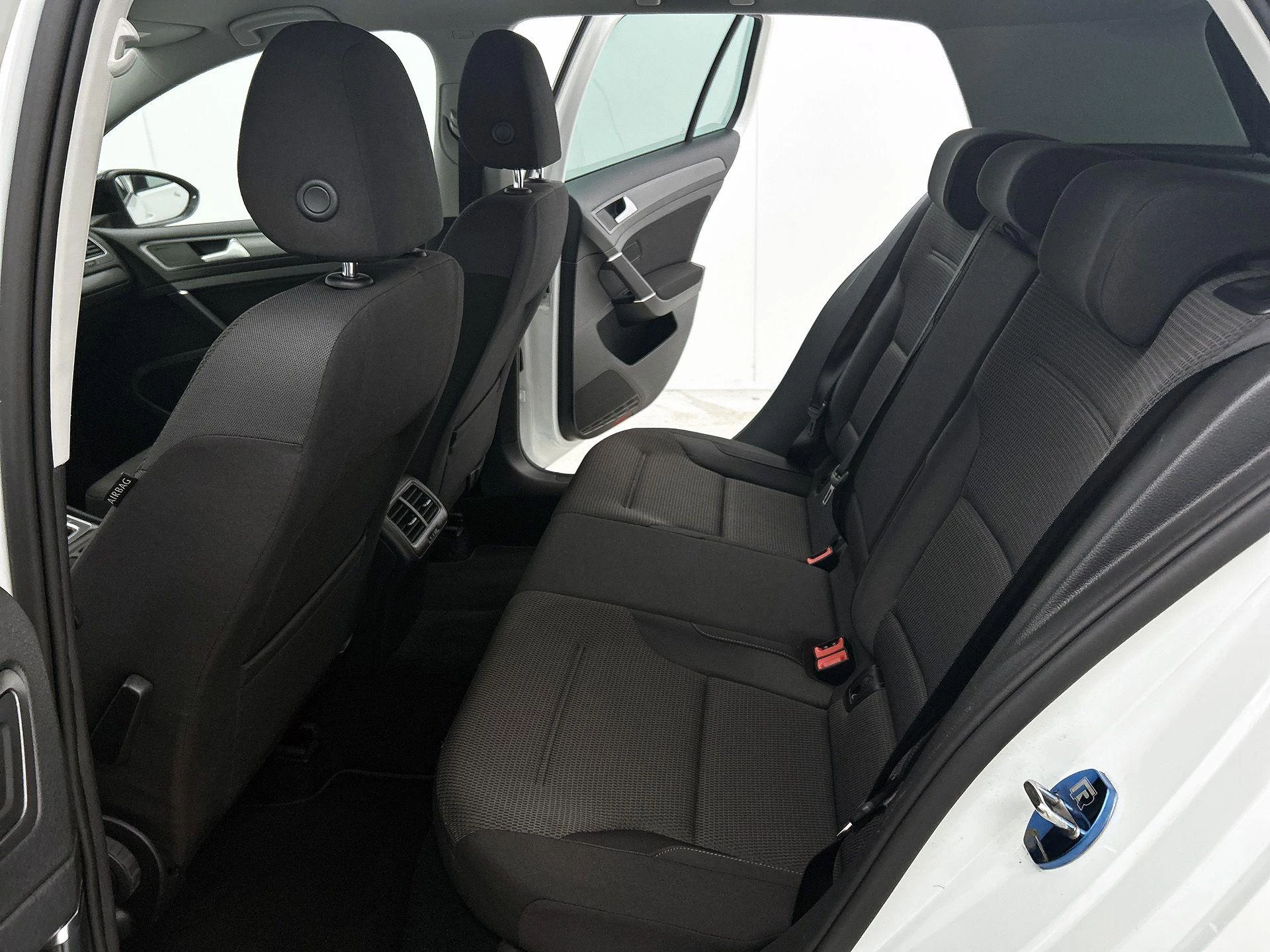 Volkswagen-Golf-image-27
