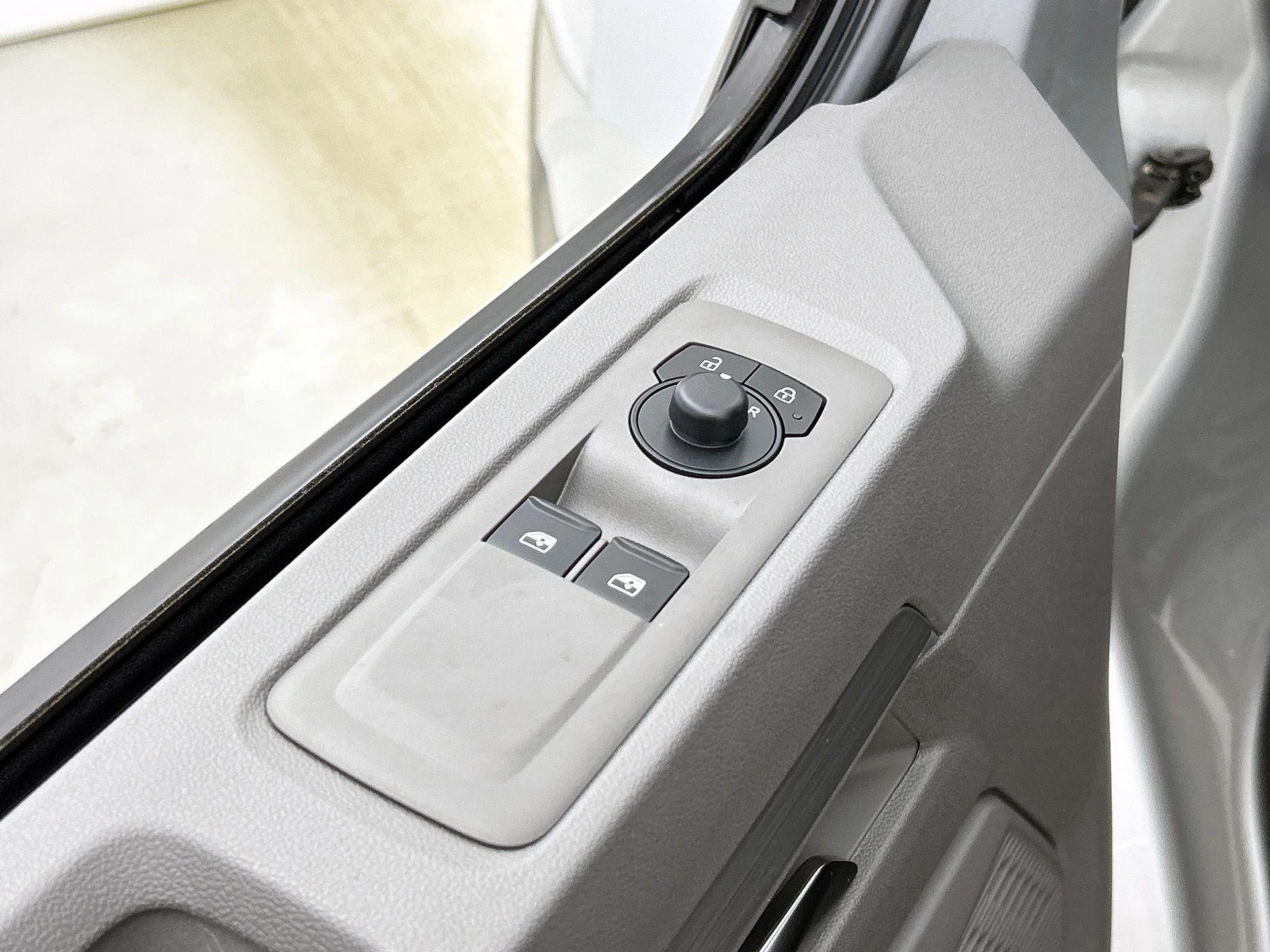 Volkswagen-e-Transporter-image-27