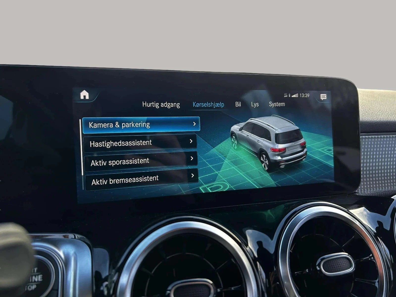 Mercedes-Benz-GLB-image-16