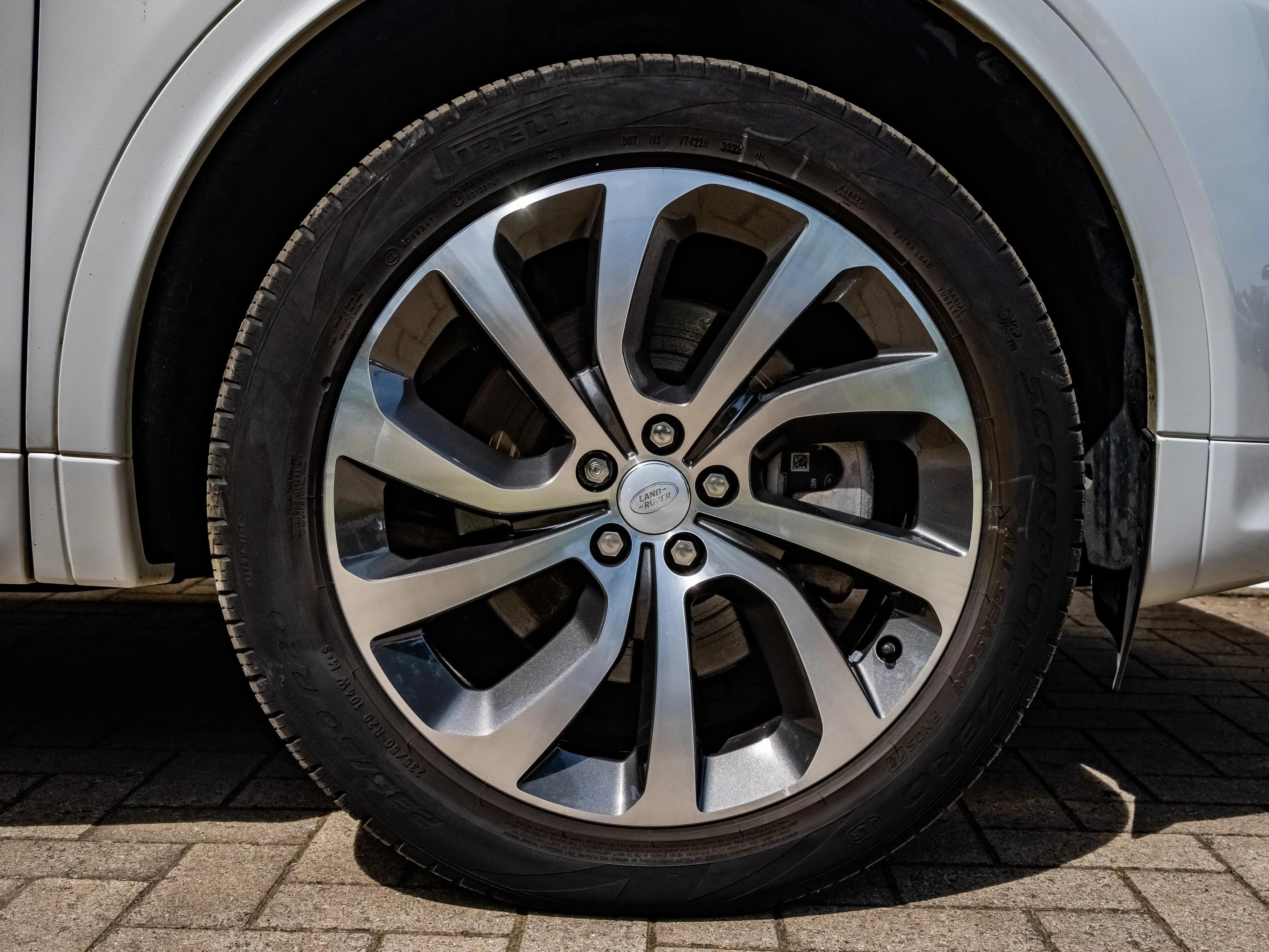 Land Rover Discovery Sport P300e R-Dynamic HSE AWD Auto. 23MY