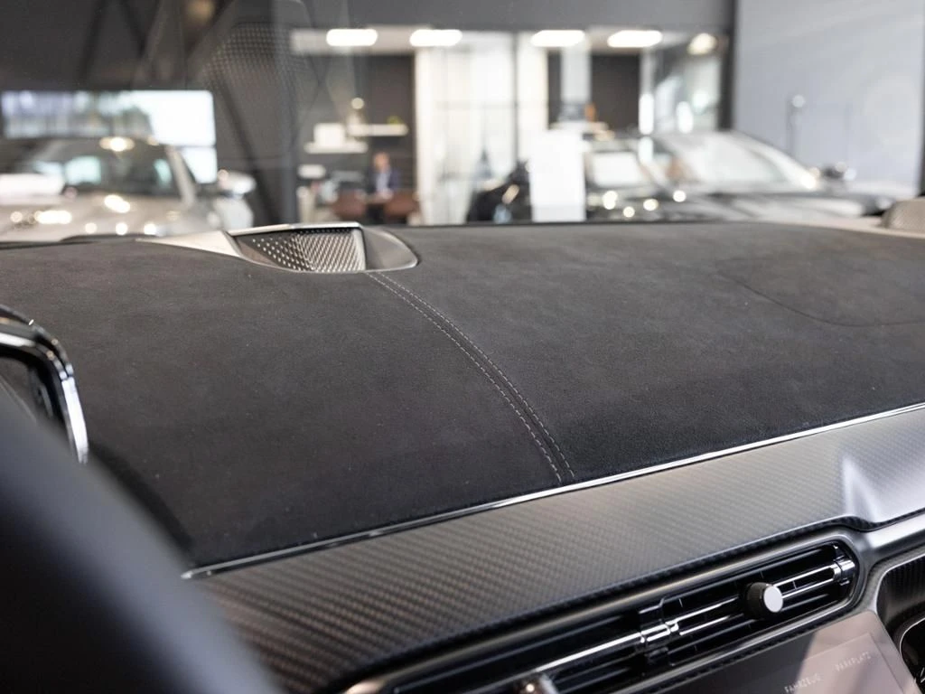 Aston Martin-V8 Vantage-image-30
