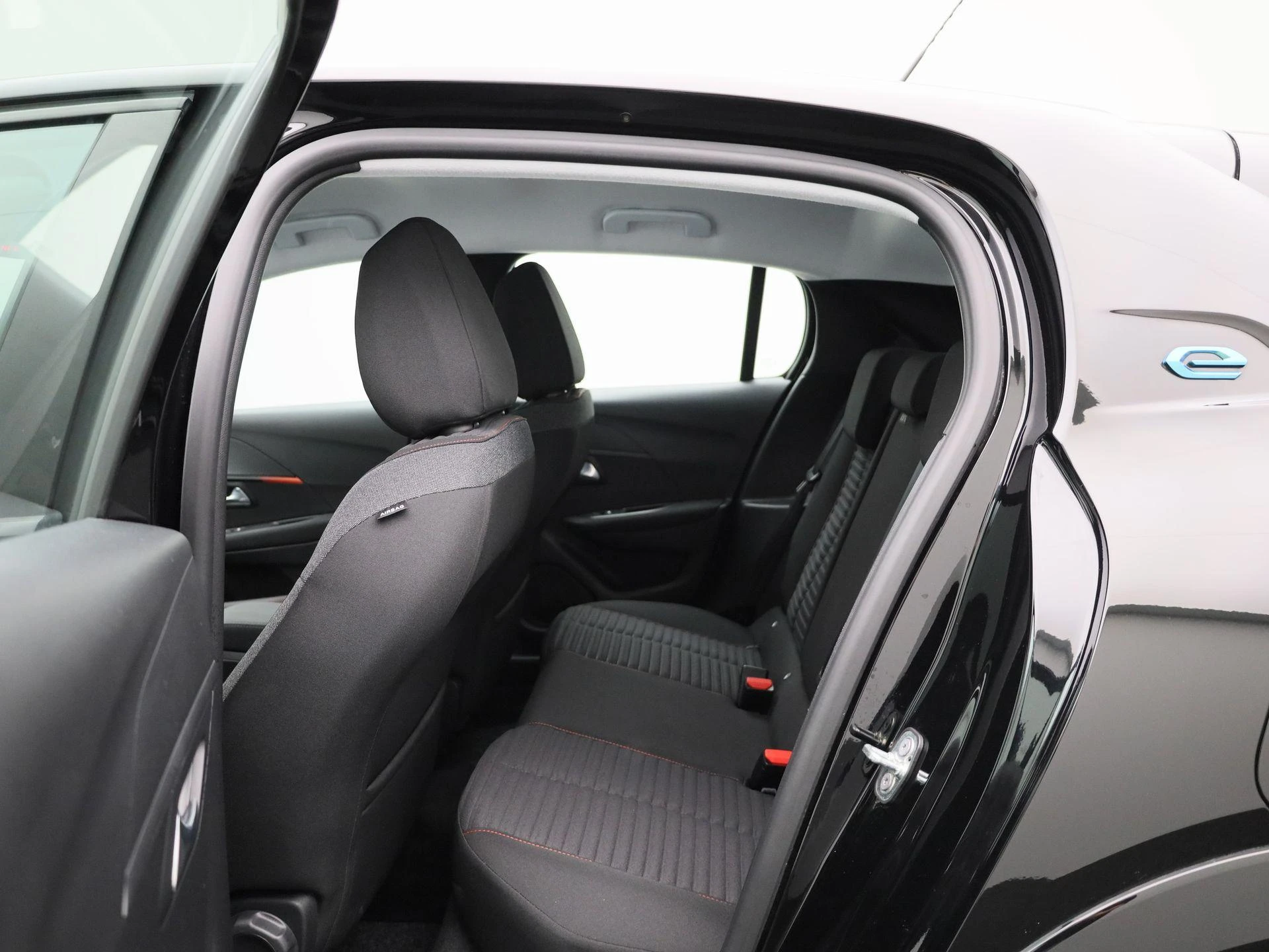 Peugeot-e-208-image-8