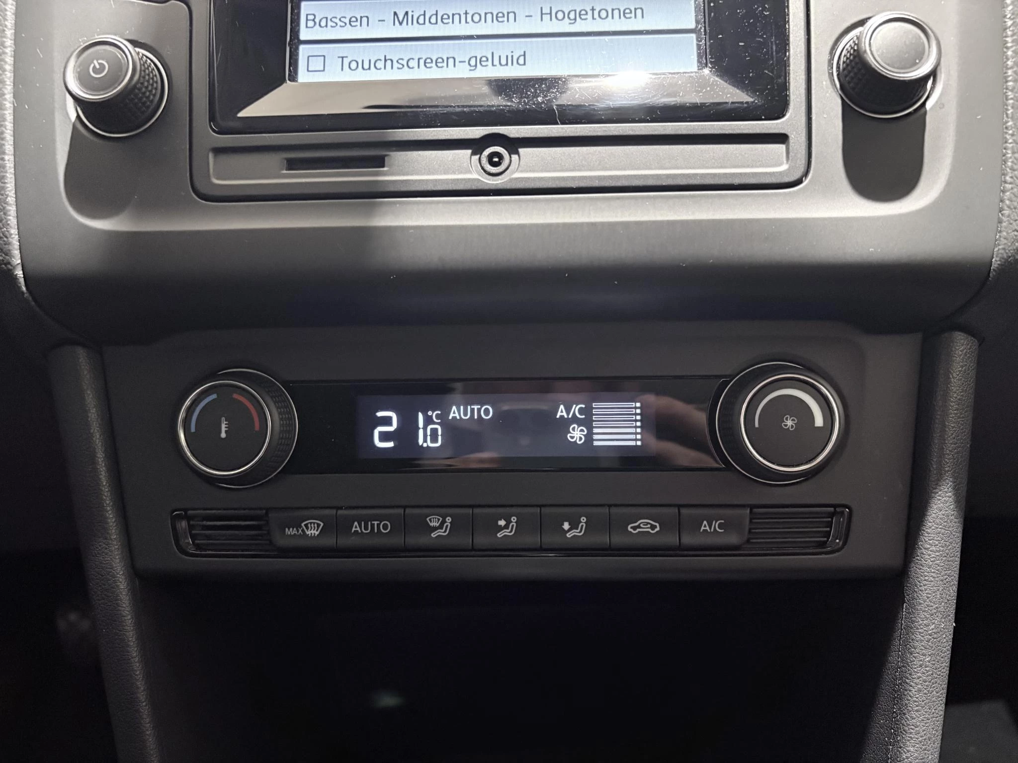 Volkswagen-Polo-image-23