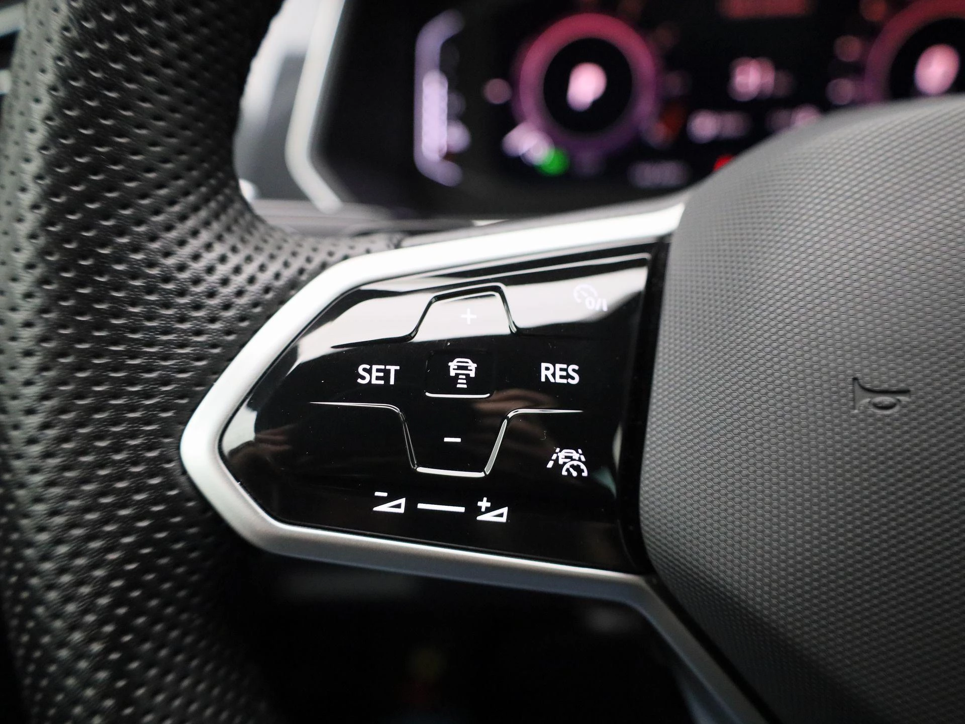 Volkswagen-Tiguan-image-21
