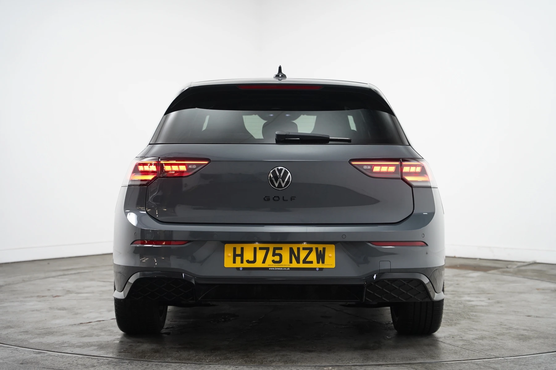 Volkswagen-Golf-image-12