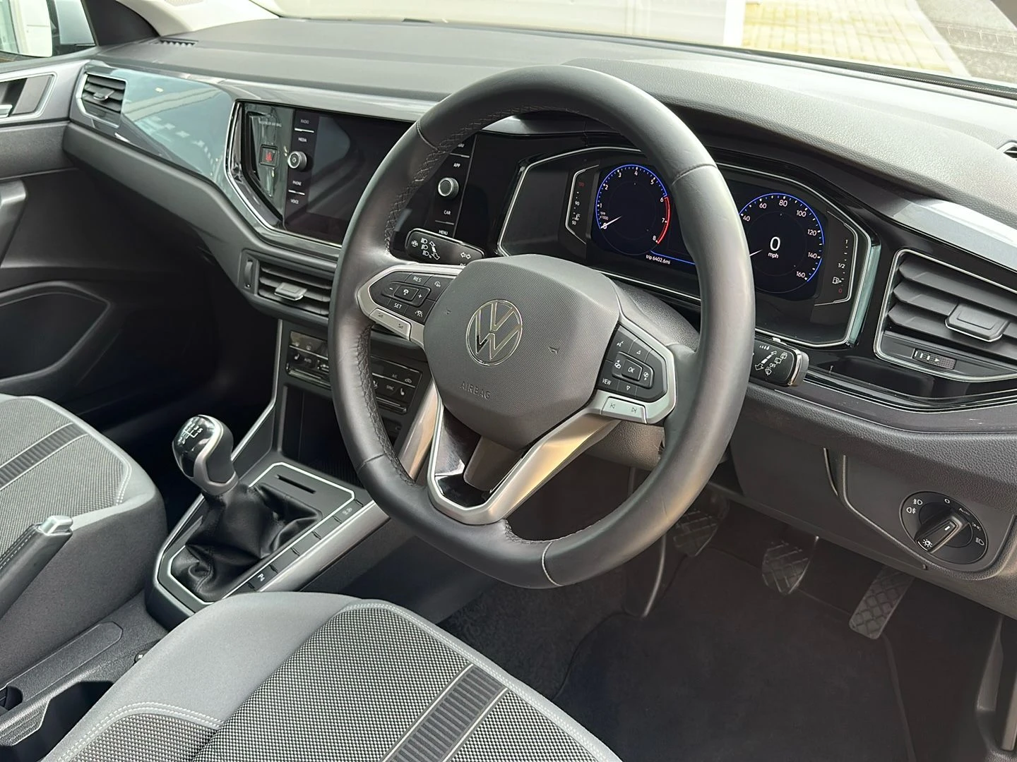 Volkswagen-Polo-image-19