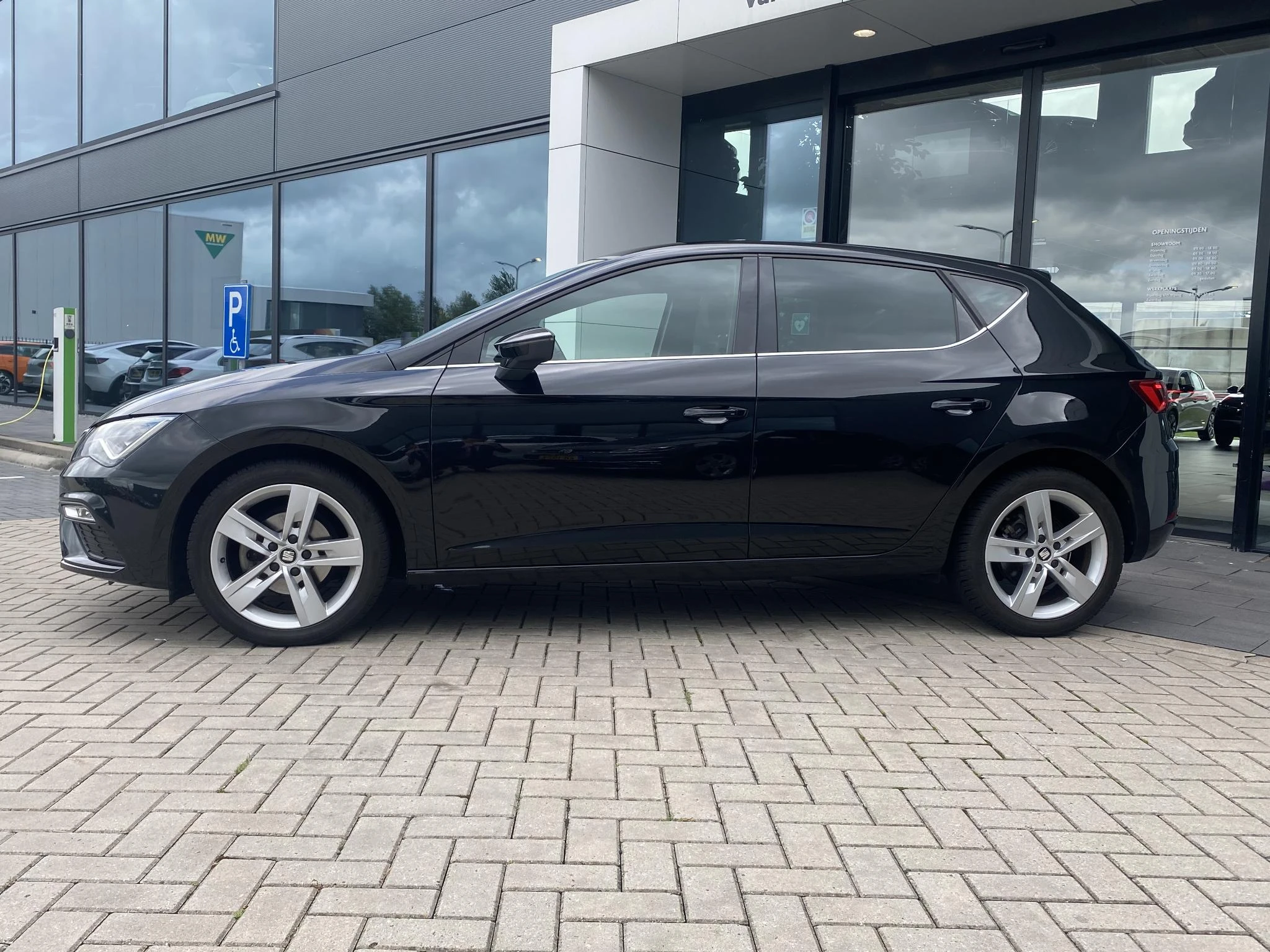 SEAT-Leon-image-1