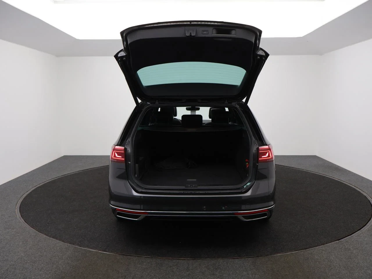Volkswagen-Passat-image-2