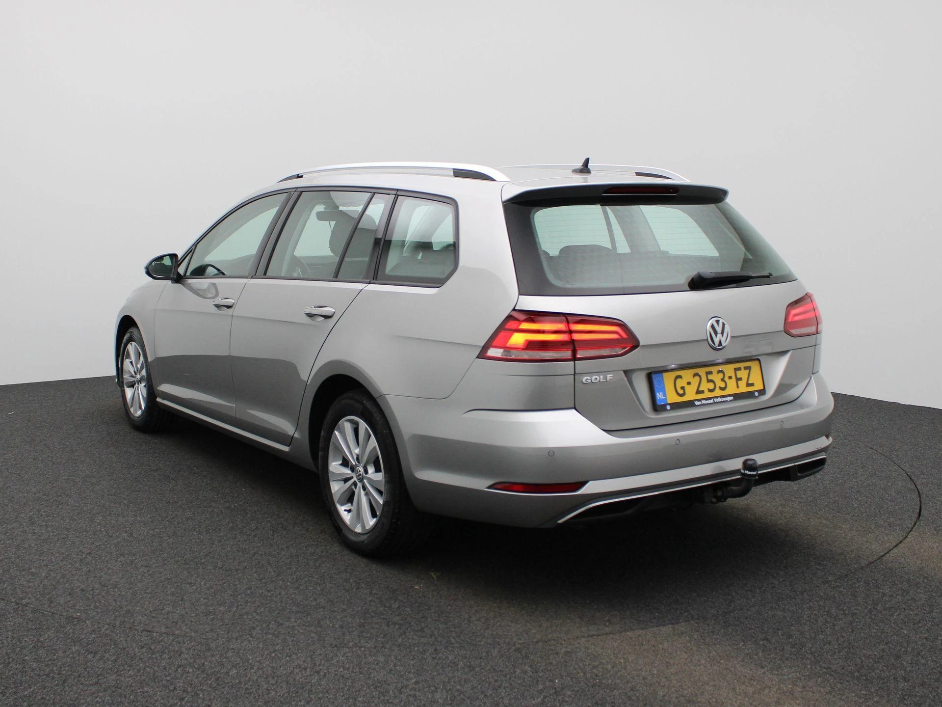 Volkswagen-Golf-image-1