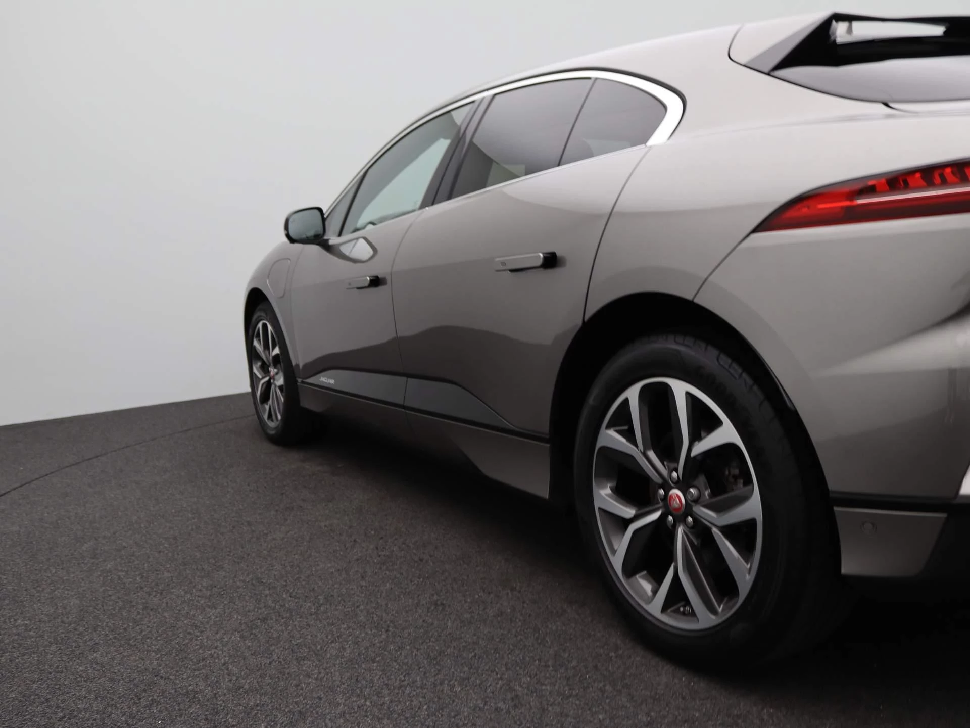 Jaguar-I-PACE-image-37