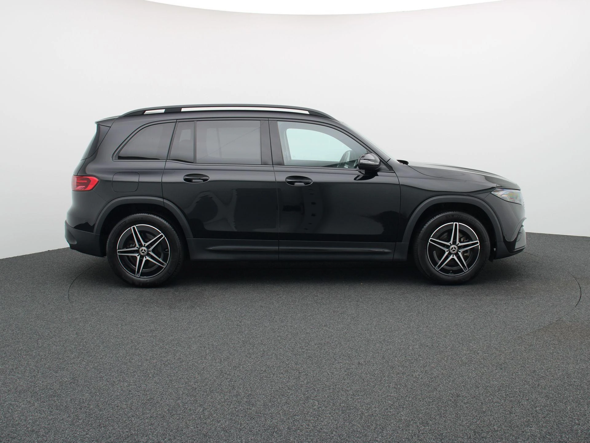 Mercedes-Benz-EQB-image-5