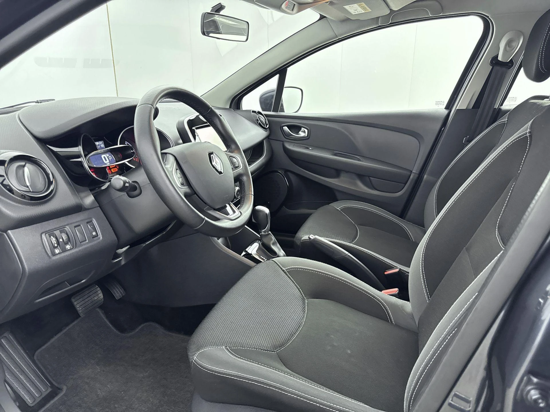 Renault-Clio-image-8
