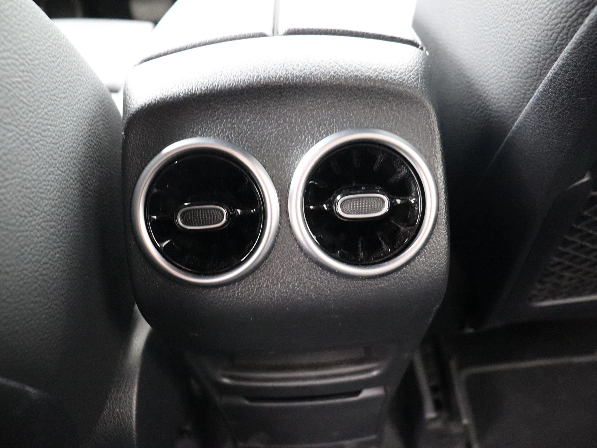 Mercedes-Benz GLB 180 Luxury Line + CARPLAY + TREKHAAK + NIGHTPAKKET +