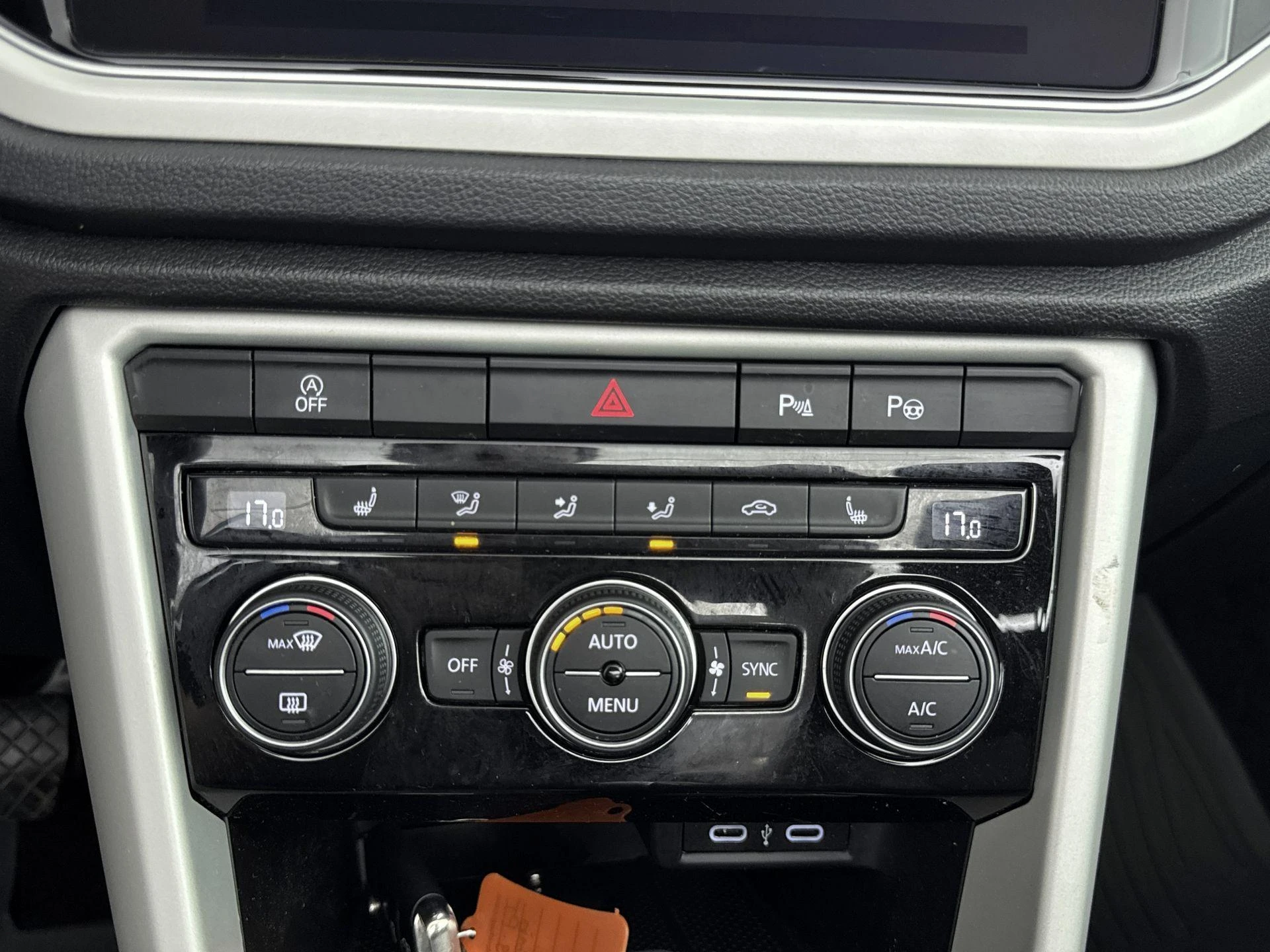 Volkswagen-T-Roc-image-16