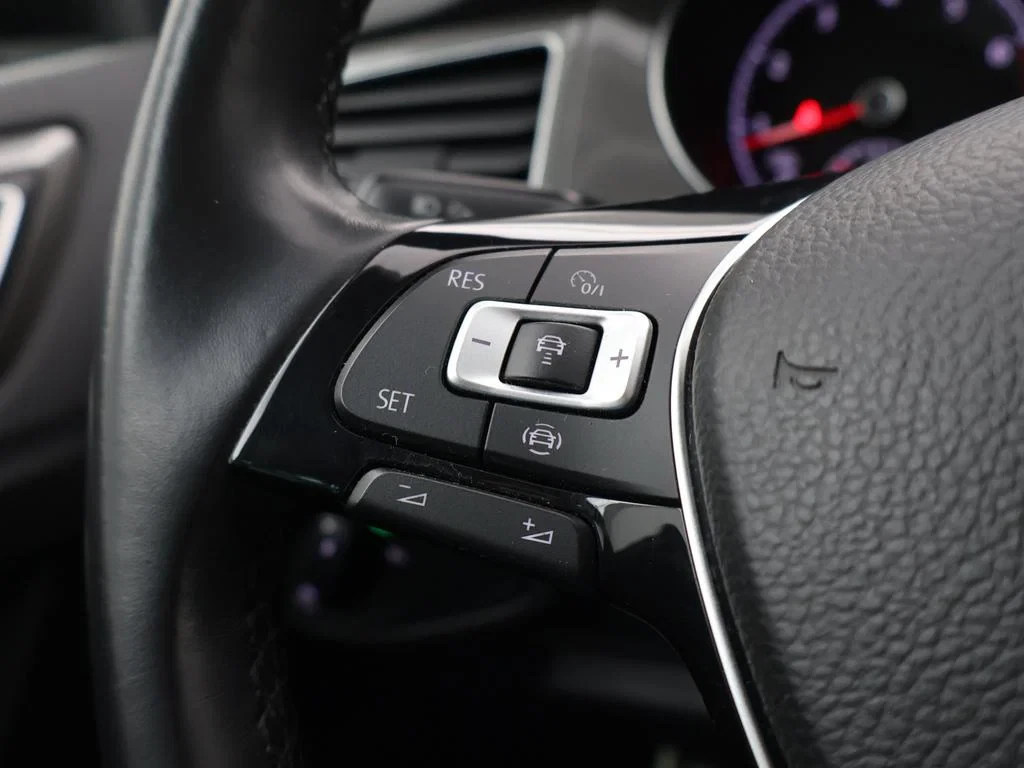 Volkswagen-Golf Sportsvan-image-17